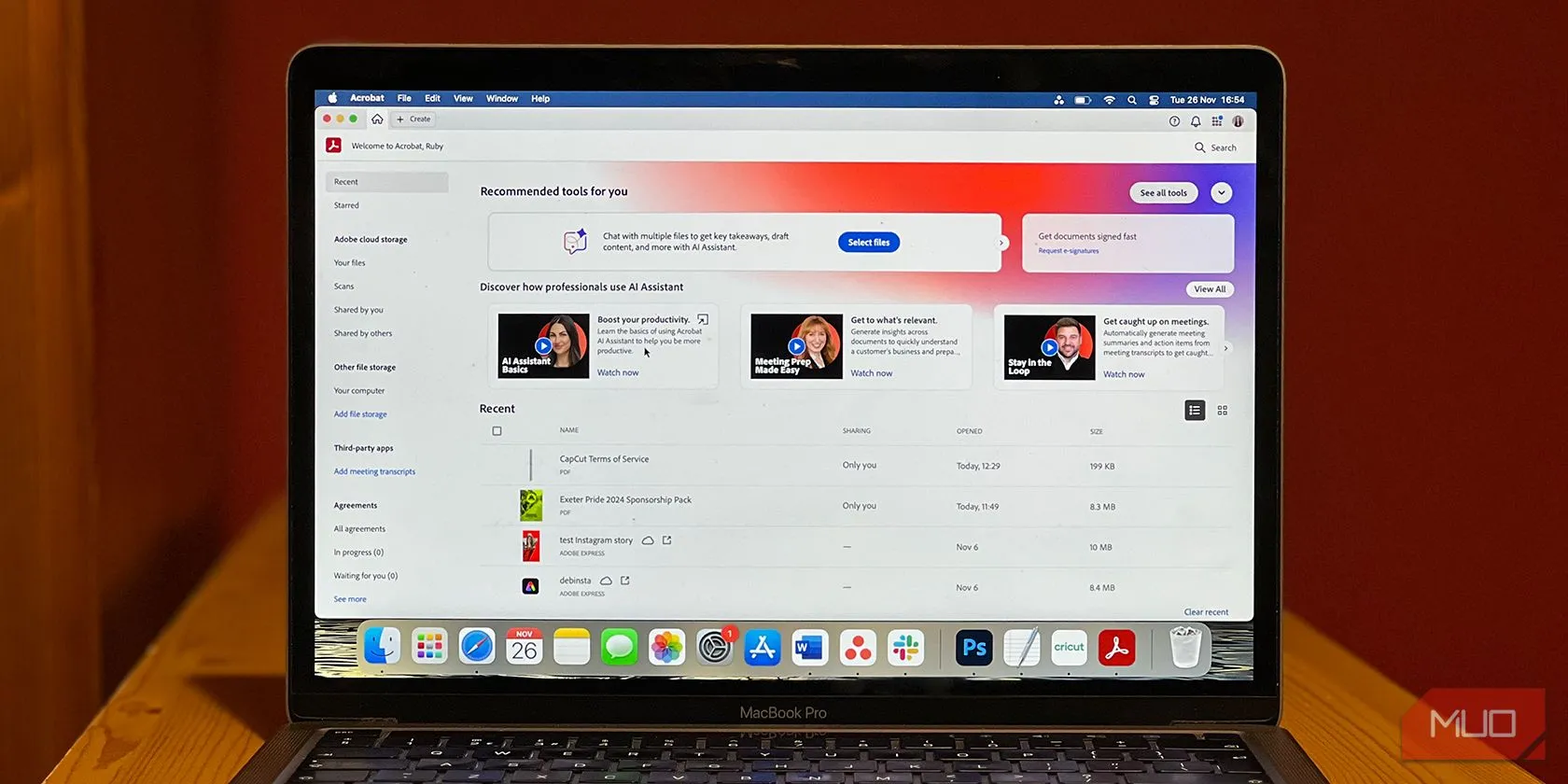 Adobe Acrobat AI Assistant hoạt động trên máy Mac, hiển thị tính năng AI trong tài liệu PDF