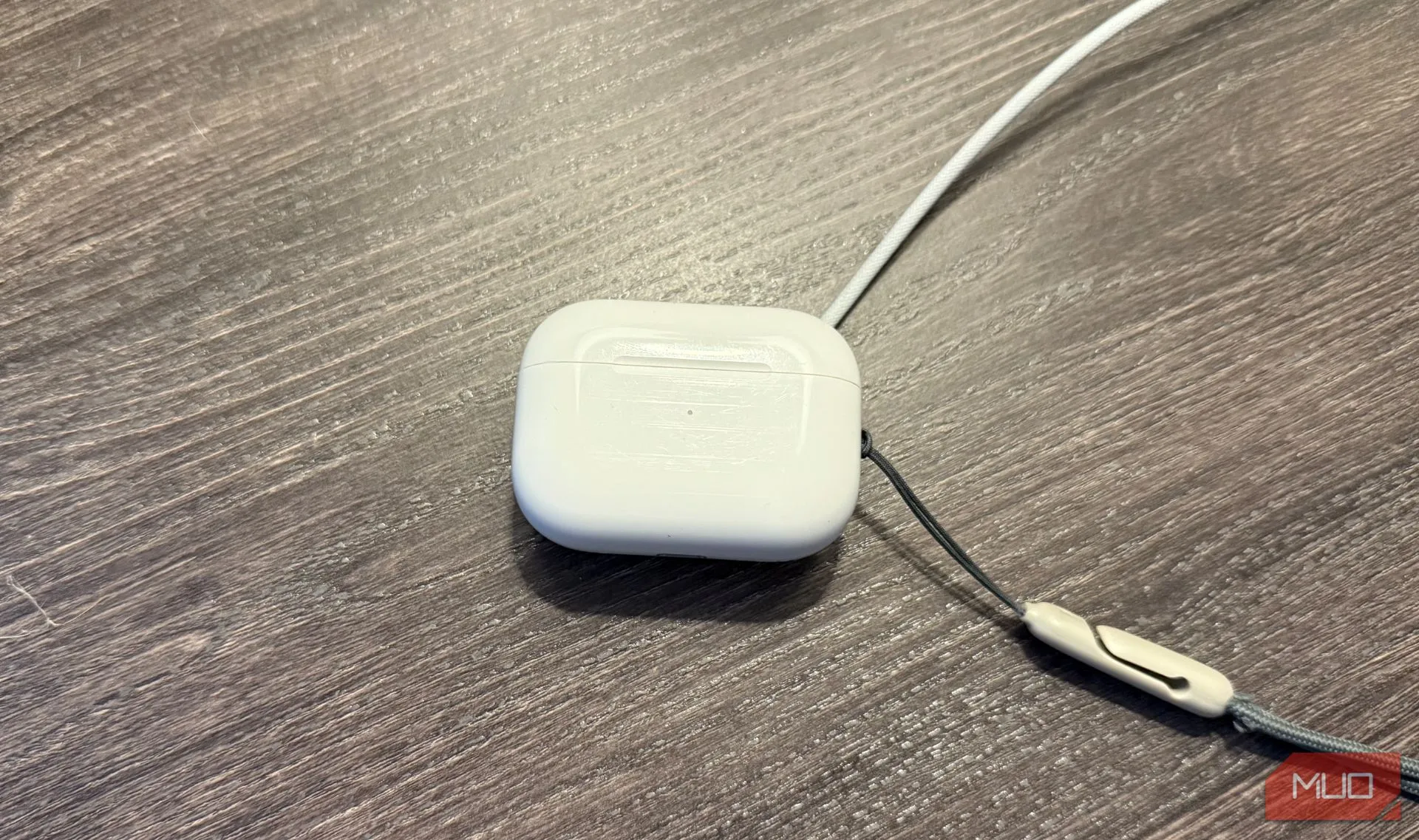 AirPods Pro 2 đang sạc bằng đế sạc Apple Watch, thể hiện sự tiện lợi.