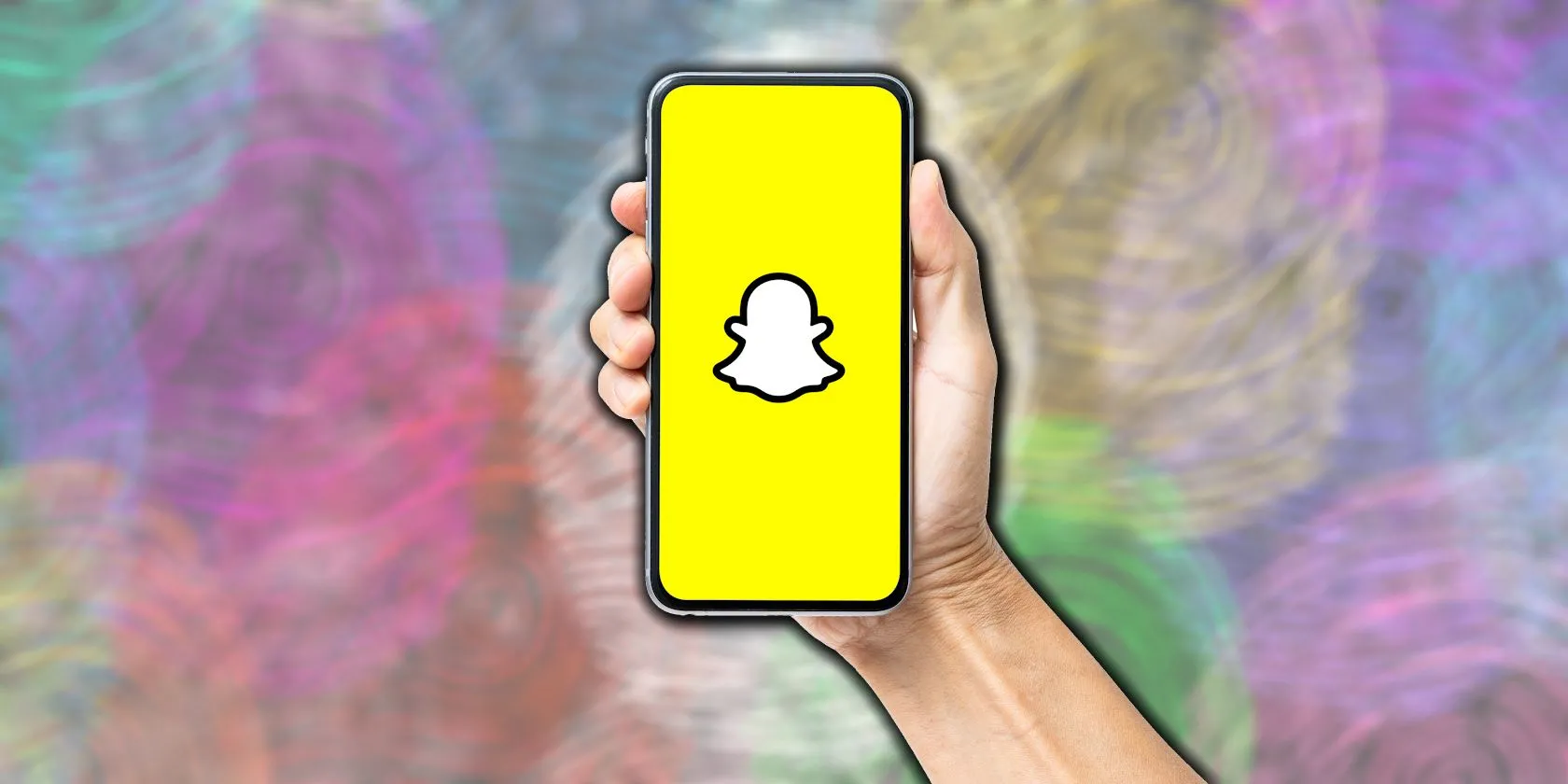 Ảnh cận cảnh người đang giữ điện thoại hiển thị ứng dụng Snapchat, minh họa khả năng thu thập dữ liệu vị trí.
