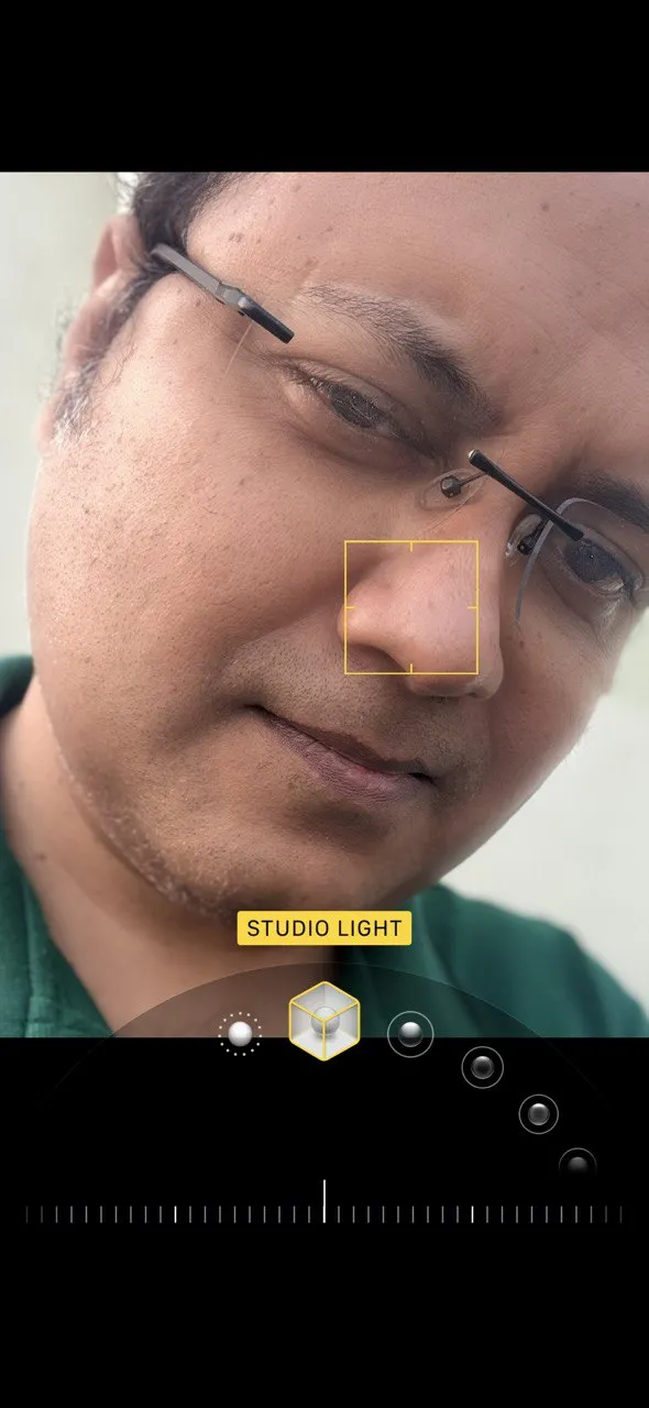 Ảnh chân dung chụp bằng chế độ Ánh sáng Studio trên iPhone