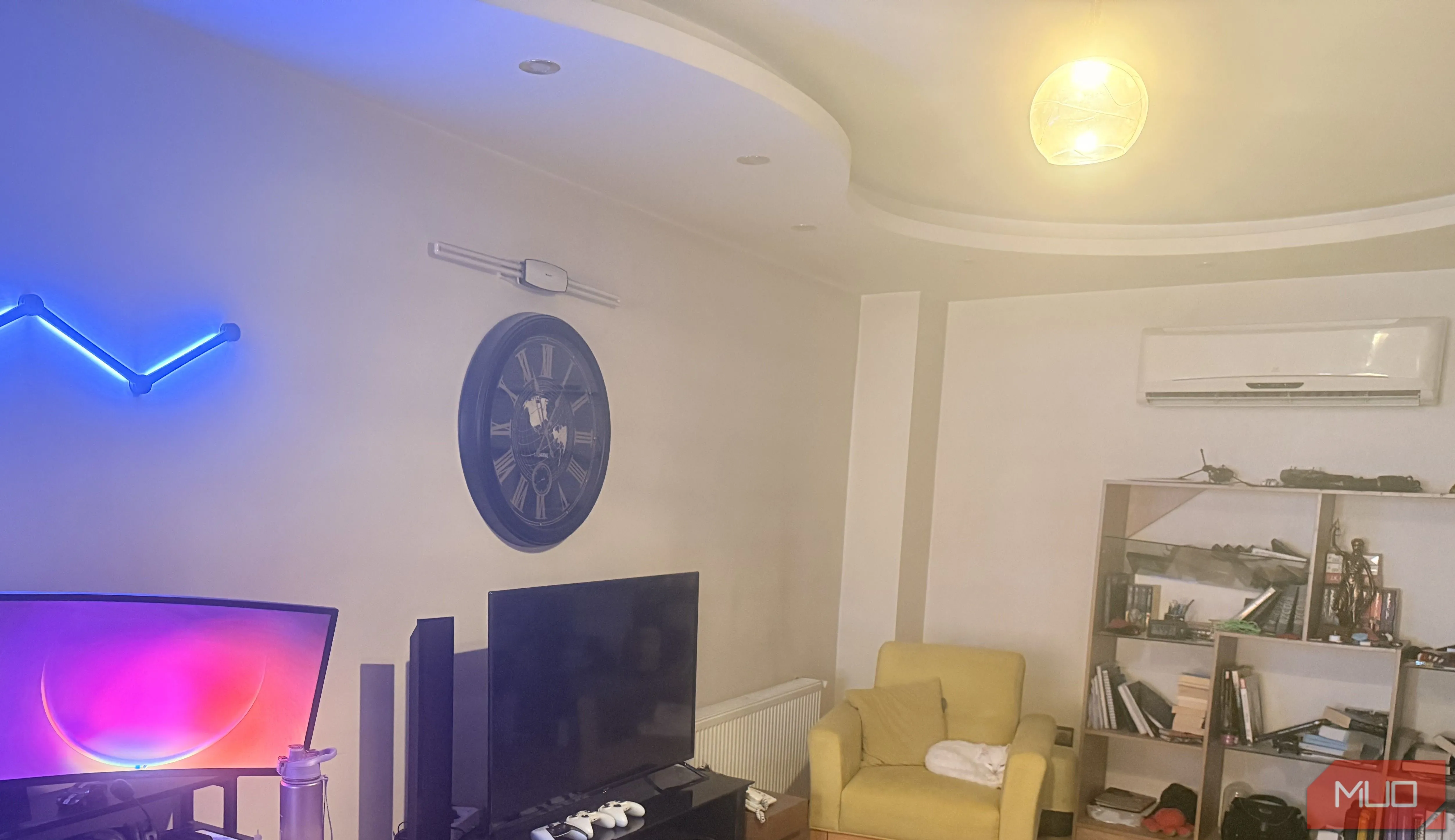 Ảnh chụp phòng khách mờ nhòe, màu sắc thiếu sống động do ống kính camera điện thoại dính dầu mỡ
