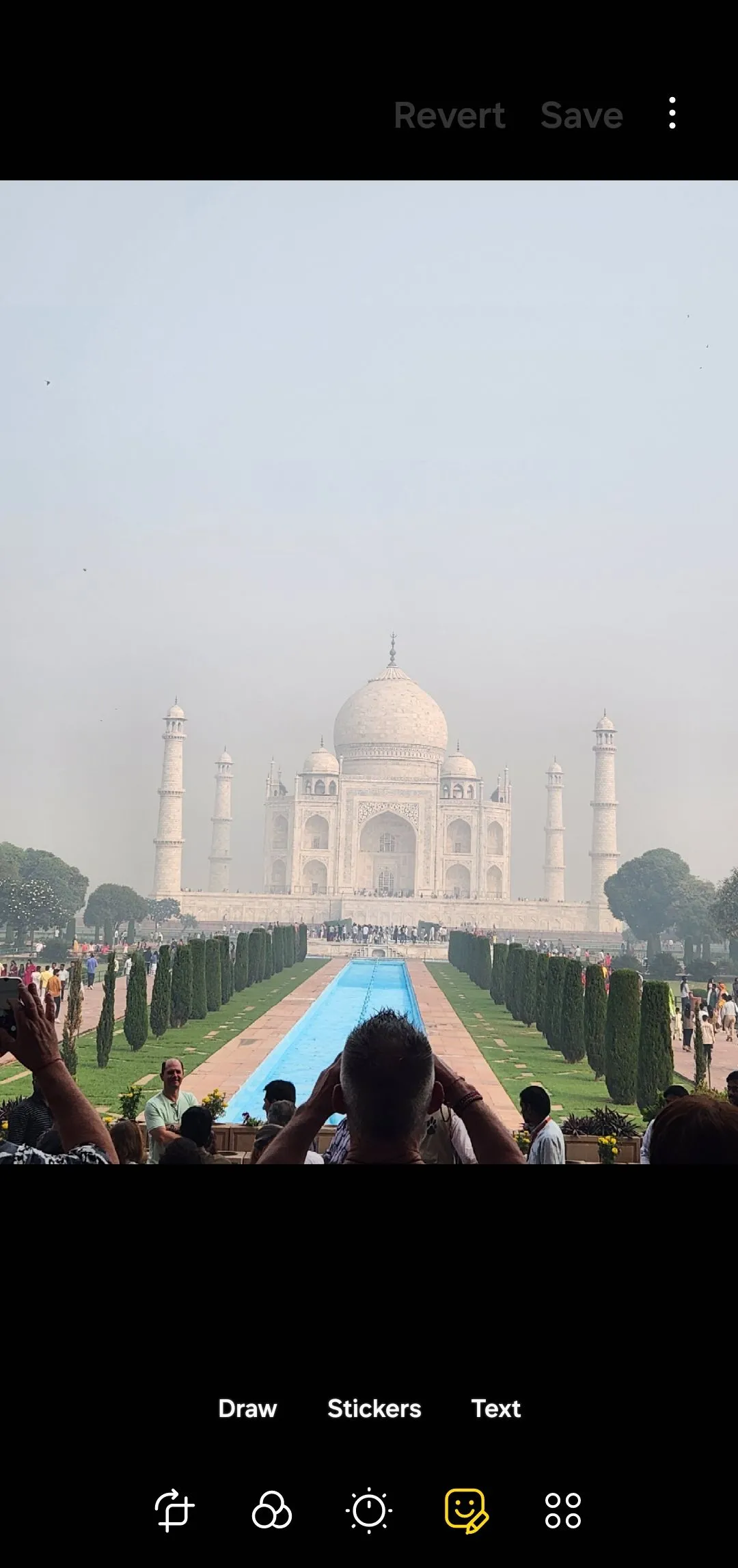 Ảnh đền Taj Mahal trong giao diện trình chỉnh sửa ảnh tích hợp của Samsung.