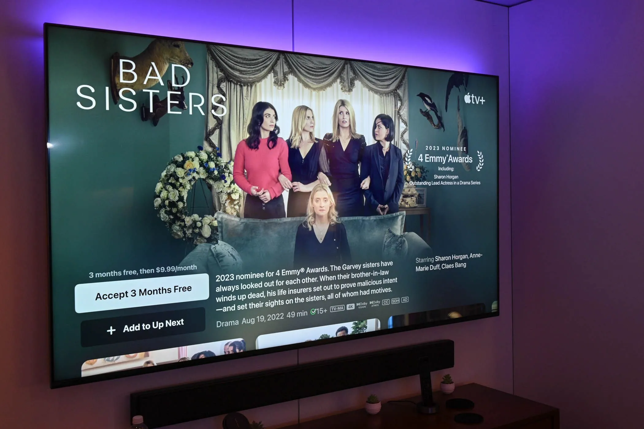 Ánh sáng màu phía sau TV thông minh đang mở ứng dụng Apple TV