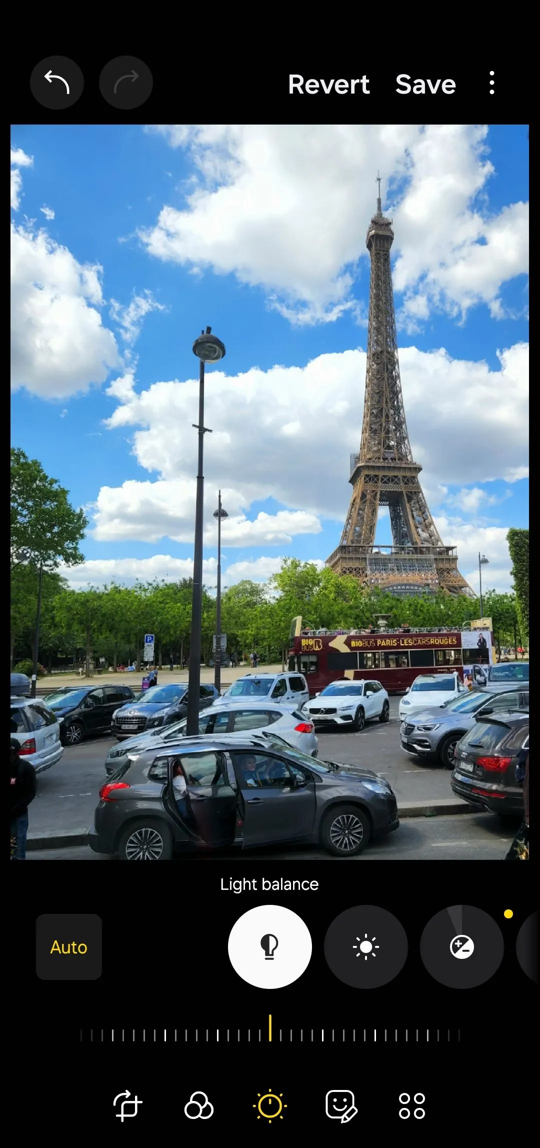 Ảnh tháp Eiffel trong giao diện ứng dụng chỉnh sửa ảnh trước khi tối ưu tự động.