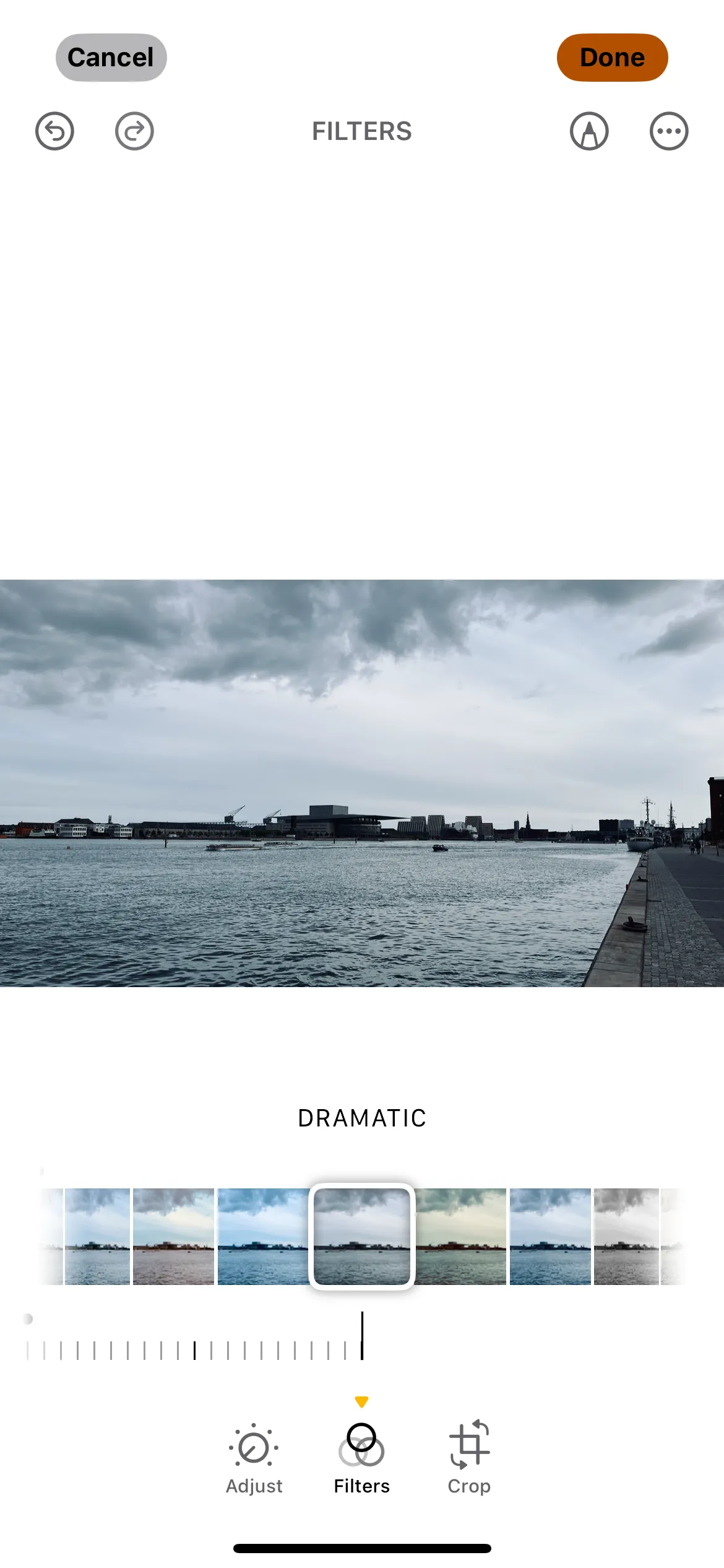 Áp dụng bộ lọc Dramatic trong ứng dụng Photos trên iPhone để chỉnh sửa ảnh