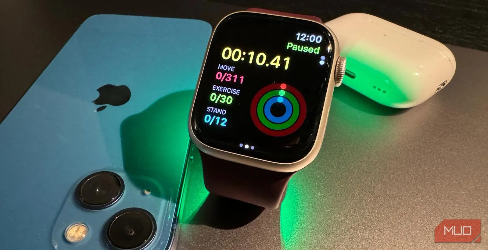 Apple Watch Series 9 đang hiển thị phiên tập luyện, minh họa trải nghiệm màn hình lớn