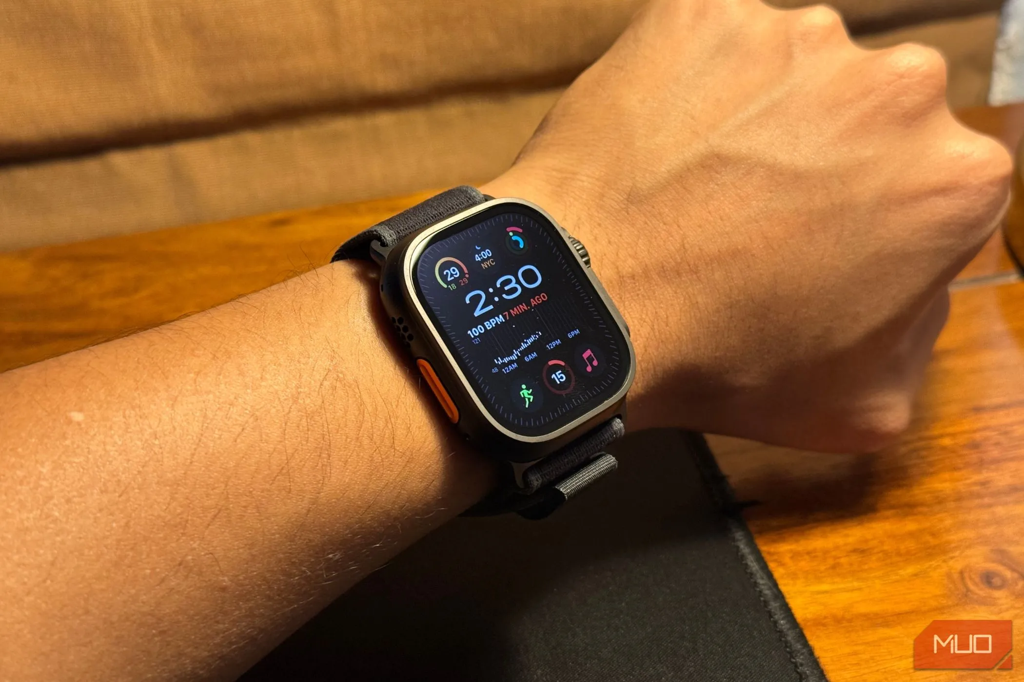 Apple Watch Ultra 2 bản Titanium đen trên cổ tay, thể hiện sự chắc chắn