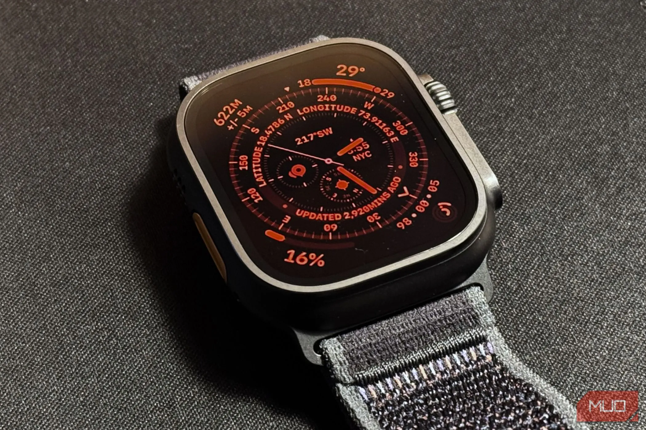 Apple Watch Ultra 2 hiển thị chế độ ban đêm màu đỏ trên mặt đồng hồ