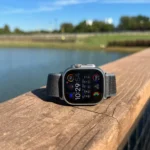 Apple Watch Ultra 2 nhìn nghiêng với màn hình hiển thị sáng rõ