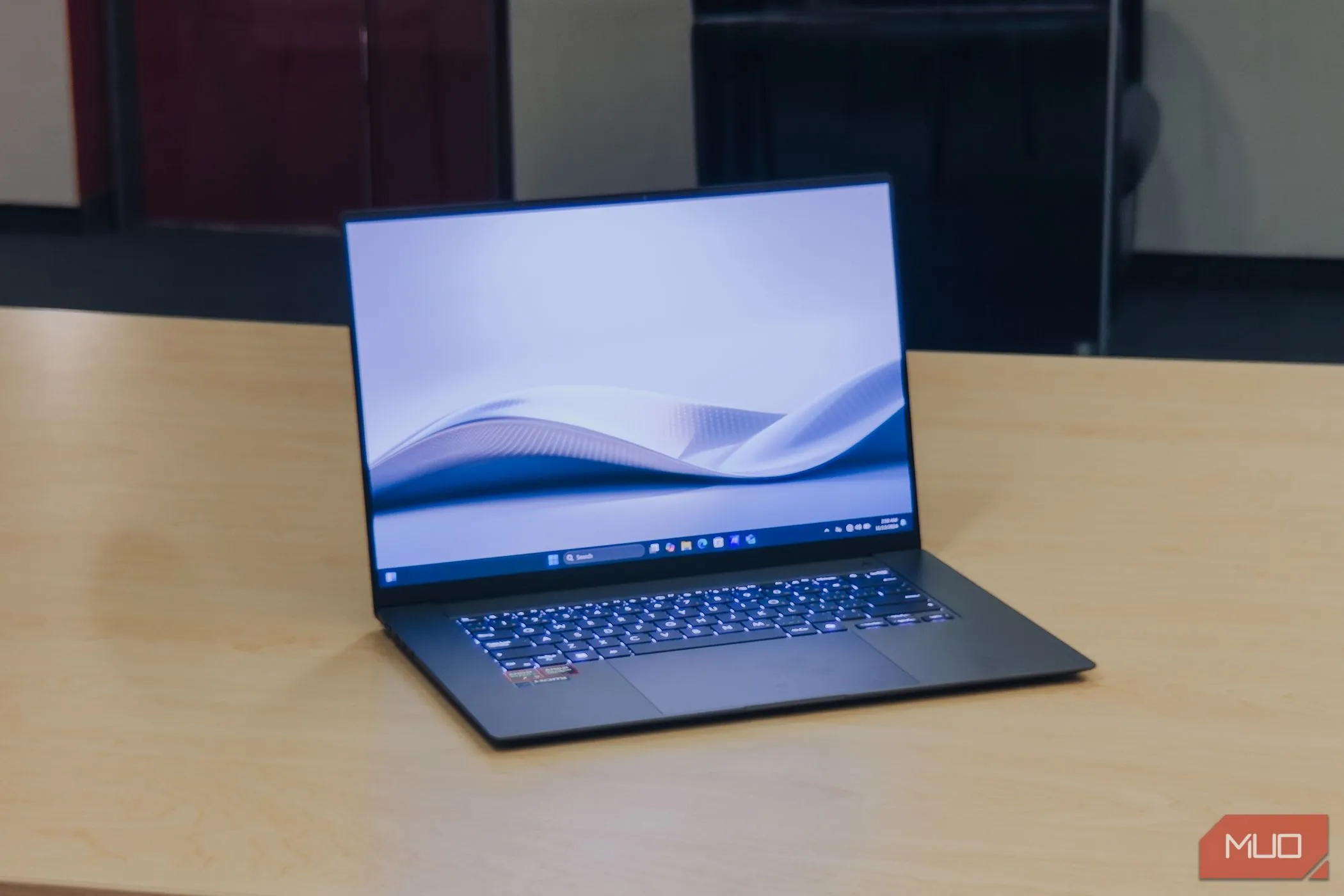 ASUS Zenbook S 16 OLED hiển thị nội dung trên màn hình rực rỡ