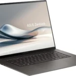 ASUS Zenbook S 16 OLED màu trắng đặt trên bàn
