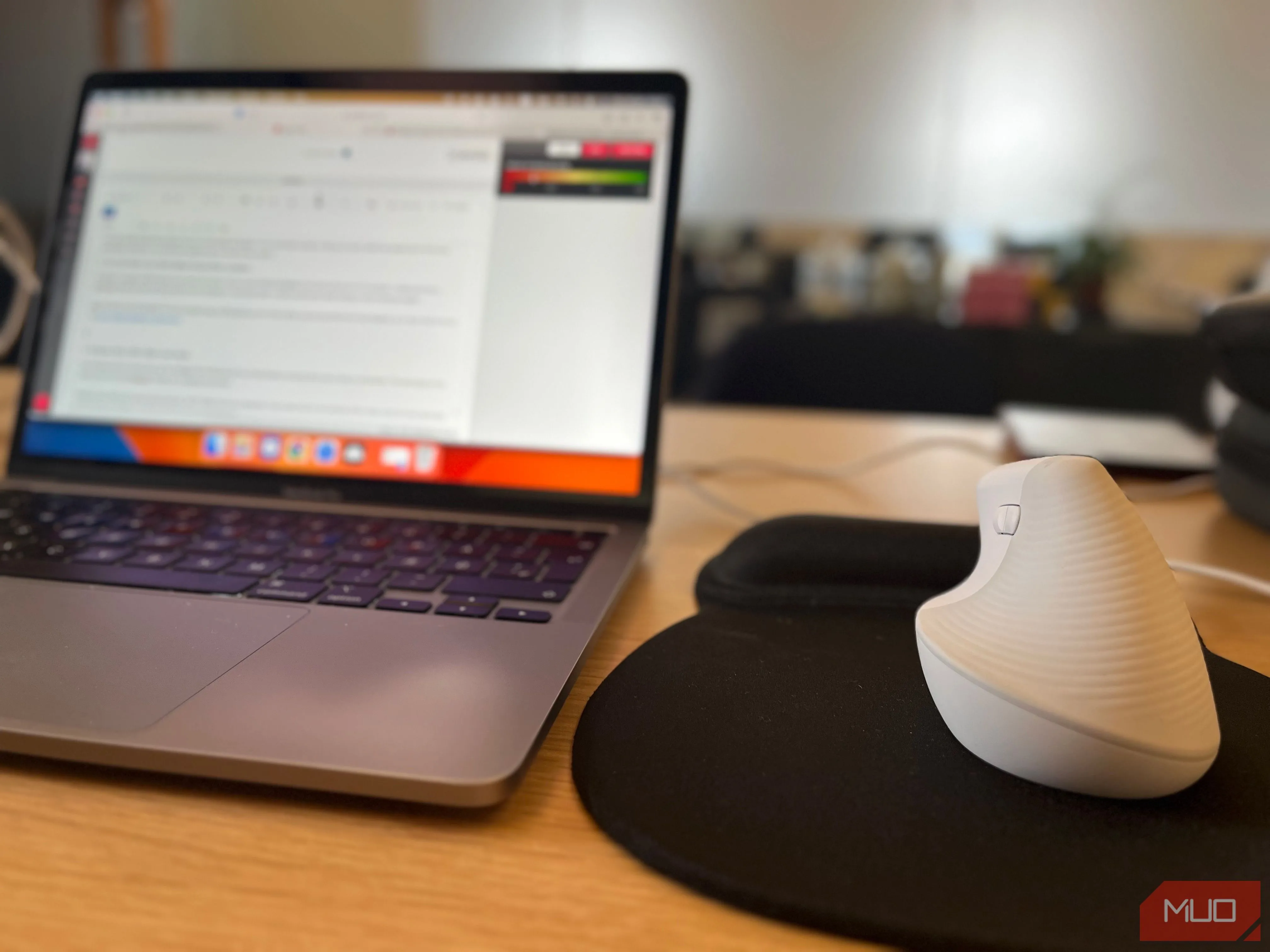 Bàn làm việc với chuột không dây và laptop, thể hiện không gian làm việc hiệu quả và tập trung
