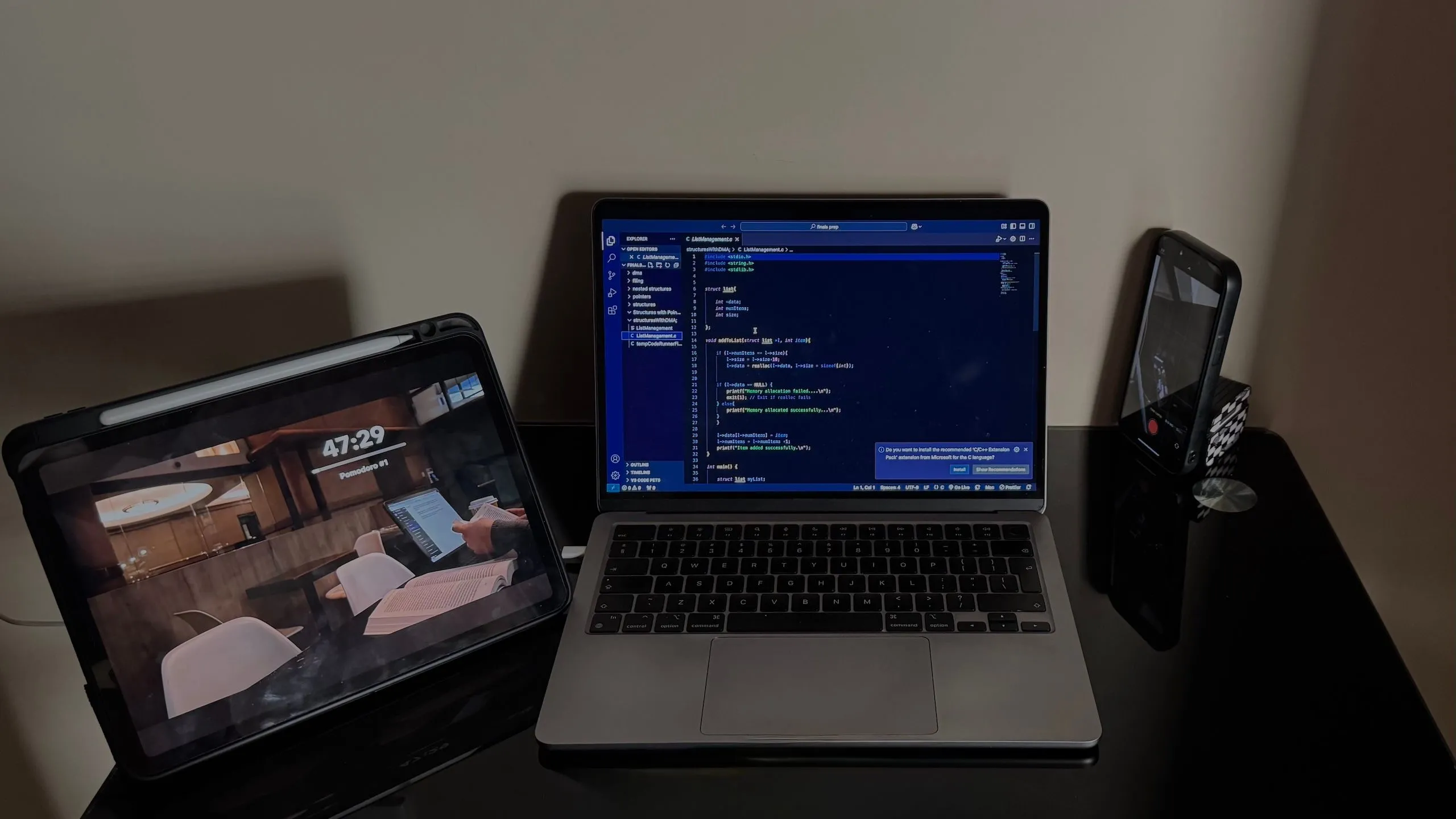 Bàn làm việc với iPad, iPhone và MacBook, minh họa tính năng chuyển đổi dễ dàng giữa nhiều thiết bị của bàn phím Logitech Flip Folio.