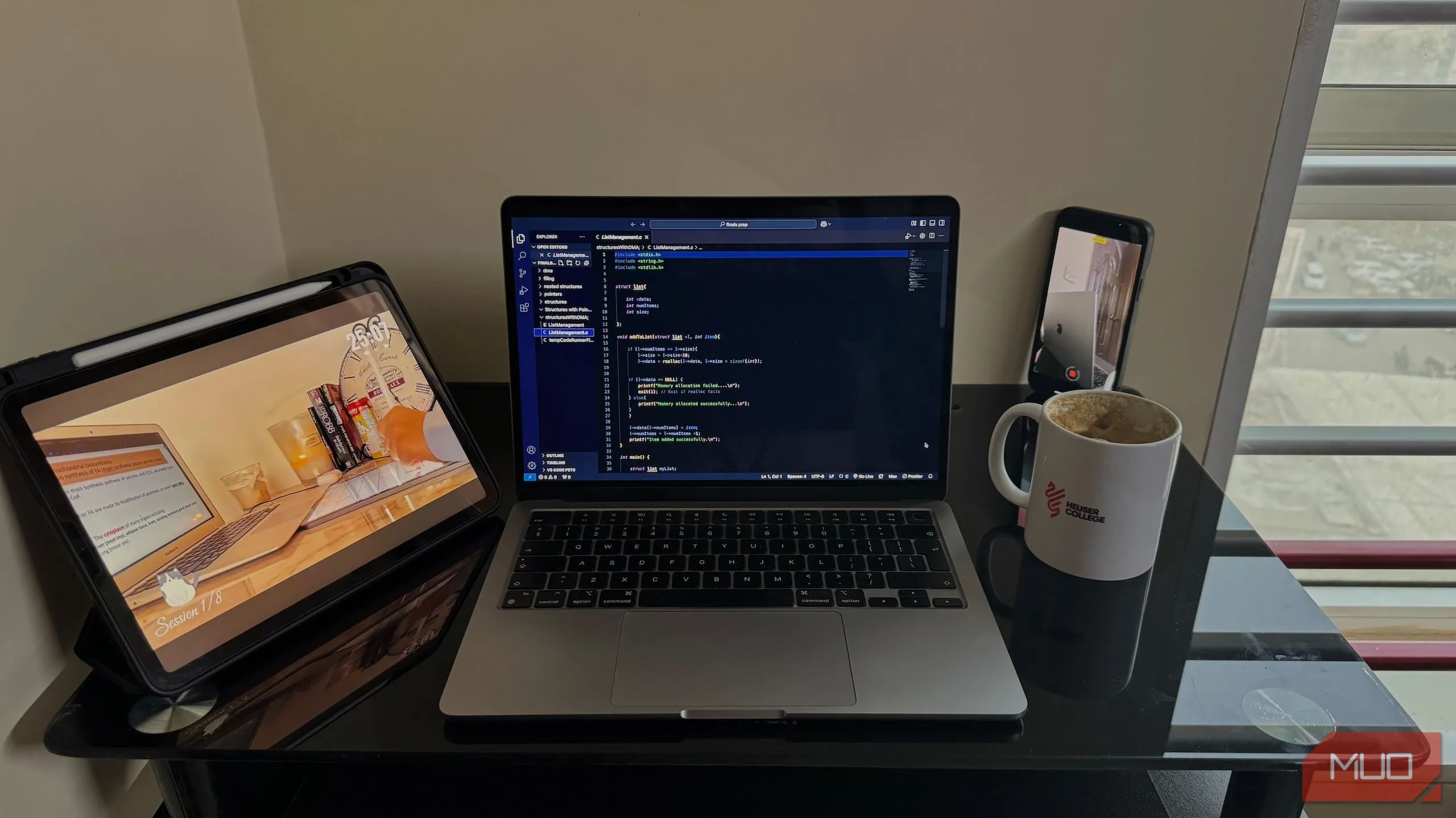 Bàn làm việc với MacBook, iPad và điện thoại, thiết bị có thể dùng để quay video time-lapse giúp tăng năng suất