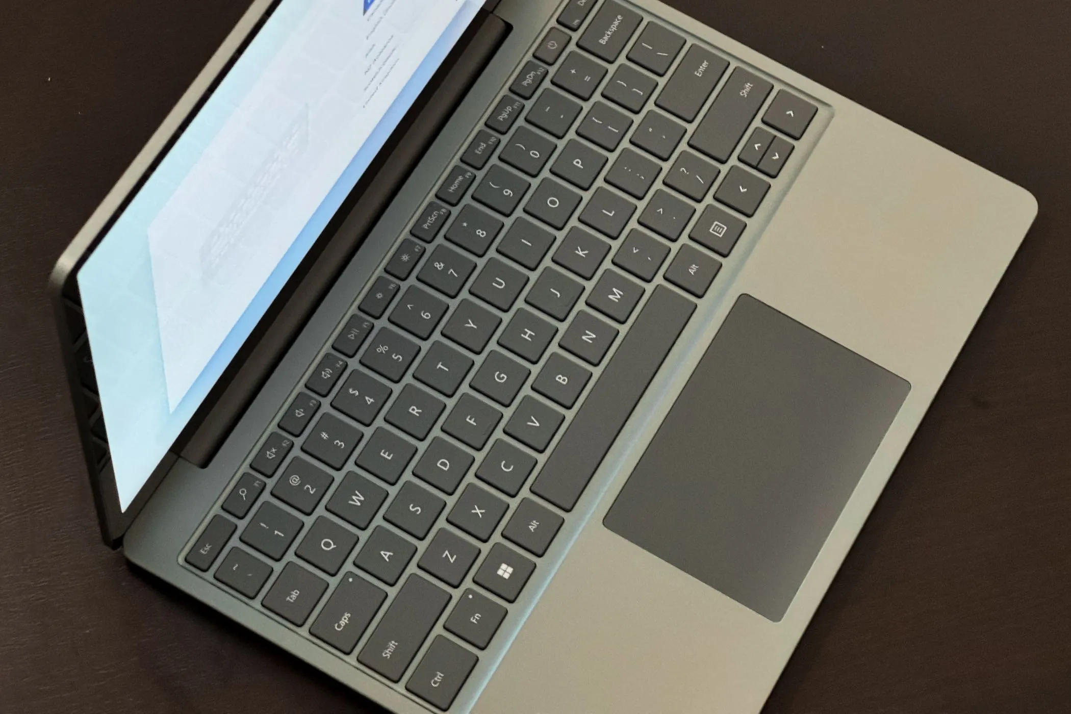 Bàn phím của Microsoft Surface Laptop Go 3, minh họa hành trình phím nông.