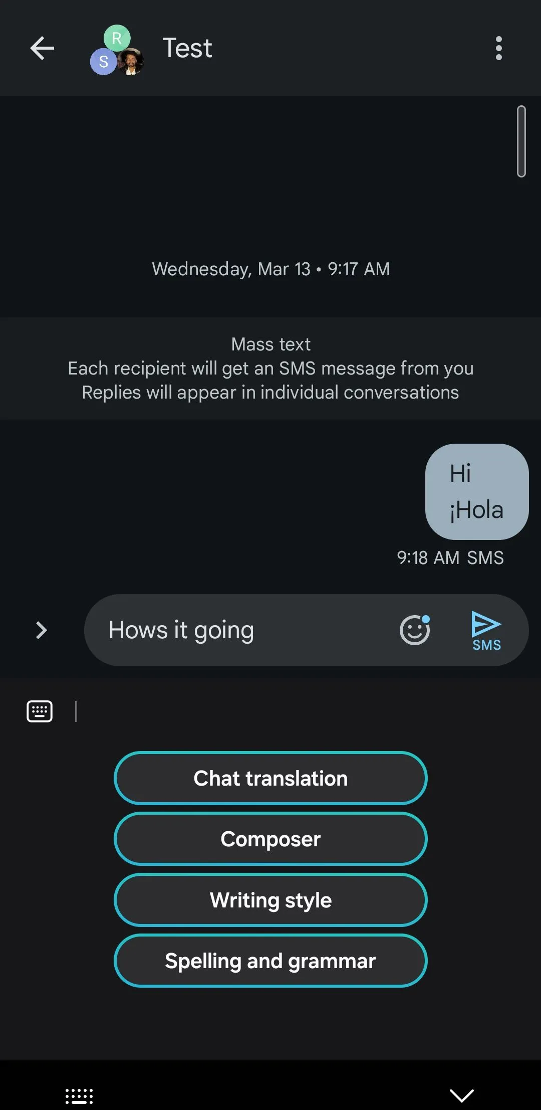Bàn phím Samsung với tính năng Chat Assist (Galaxy AI) hiển thị gợi ý sửa ngữ pháp