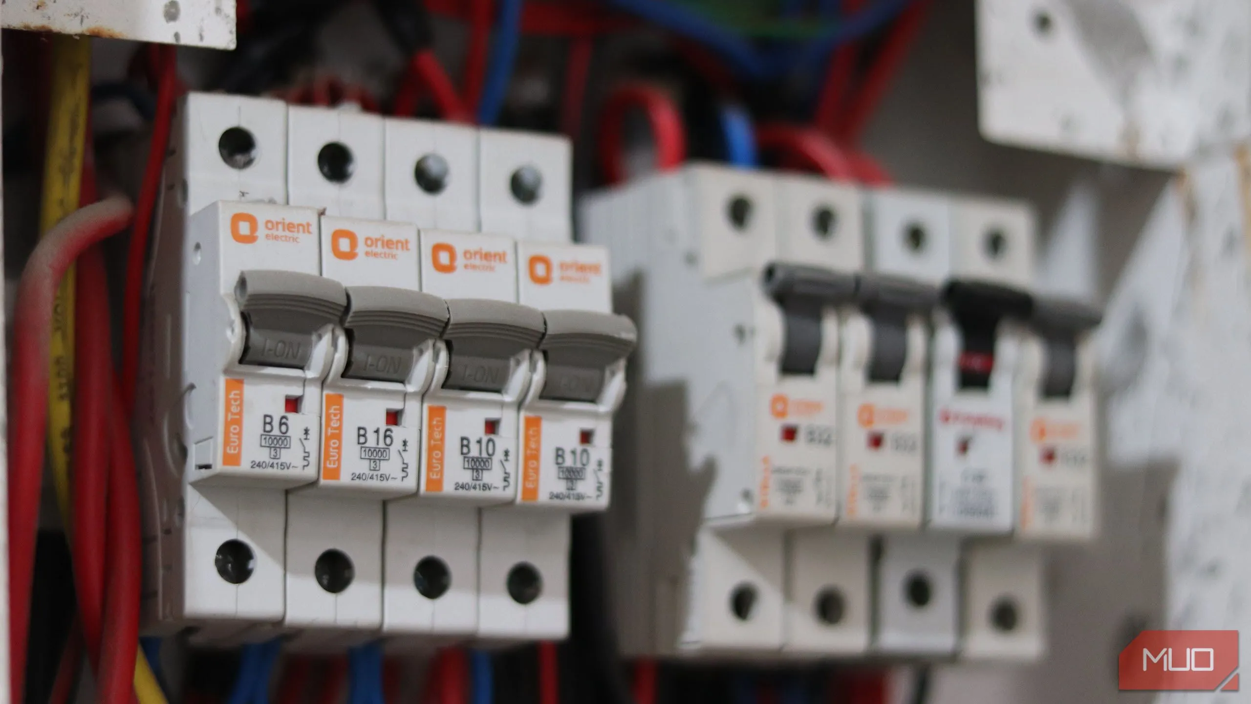 Bảng cầu dao điện gia đình với các đường dây mạch được đánh dấu, nhấn mạnh tầm quan trọng của việc cắm Powerline Adapter vào cùng một cầu dao để tối ưu kết nối.
