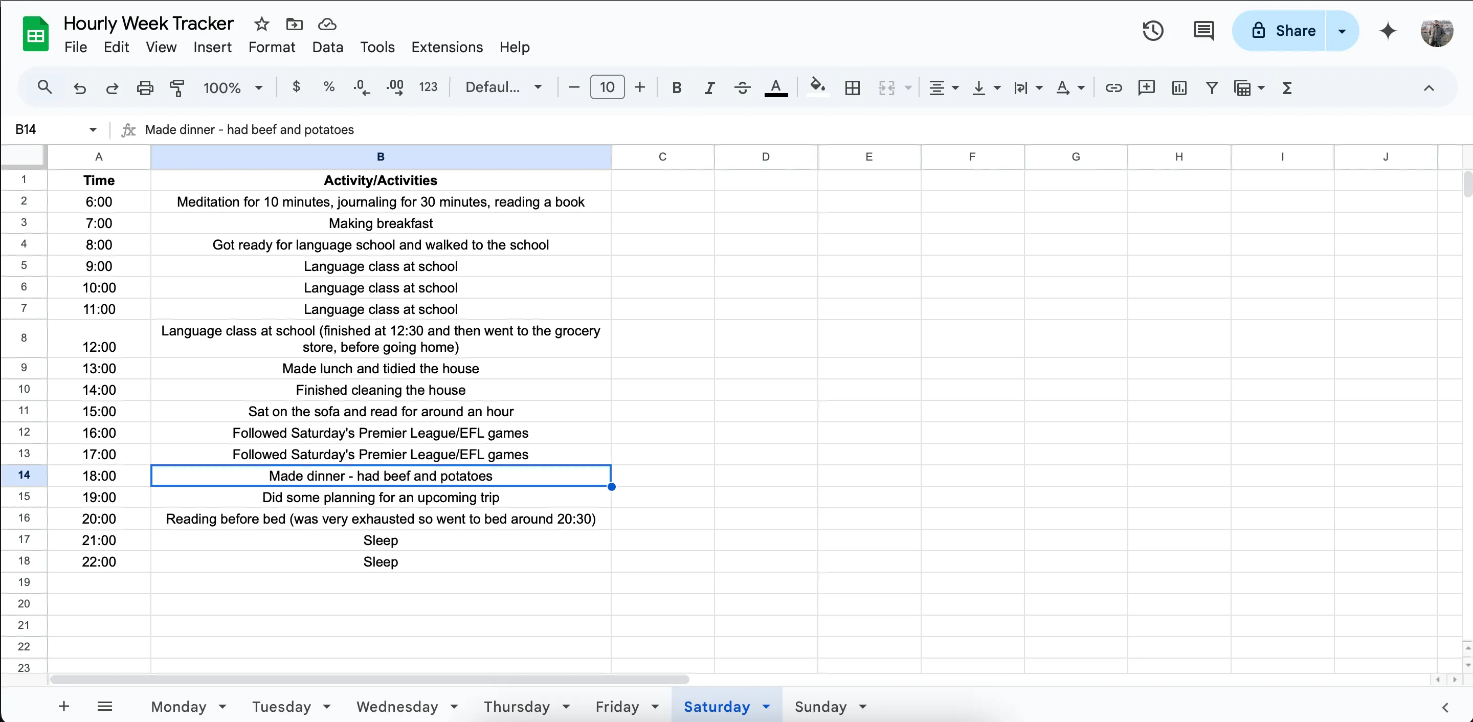 Bảng tính Google Sheets ghi lại các hoạt động cuối tuần, minh họa việc theo dõi thời gian giúp cải thiện năng suất cá nhân.