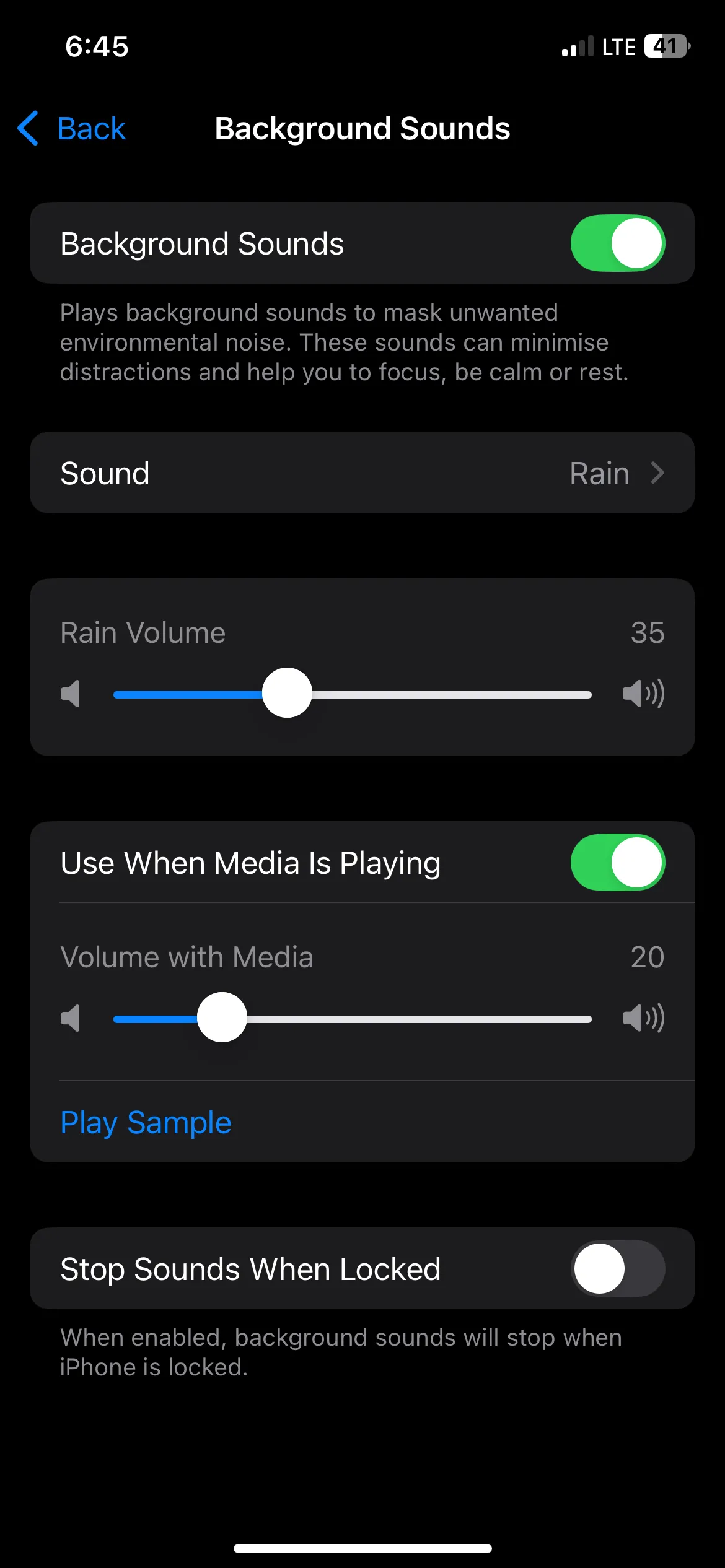 Bật tính năng Âm thanh nền (Background Sounds) trên iPhone, với âm thanh mặc định là Mưa.