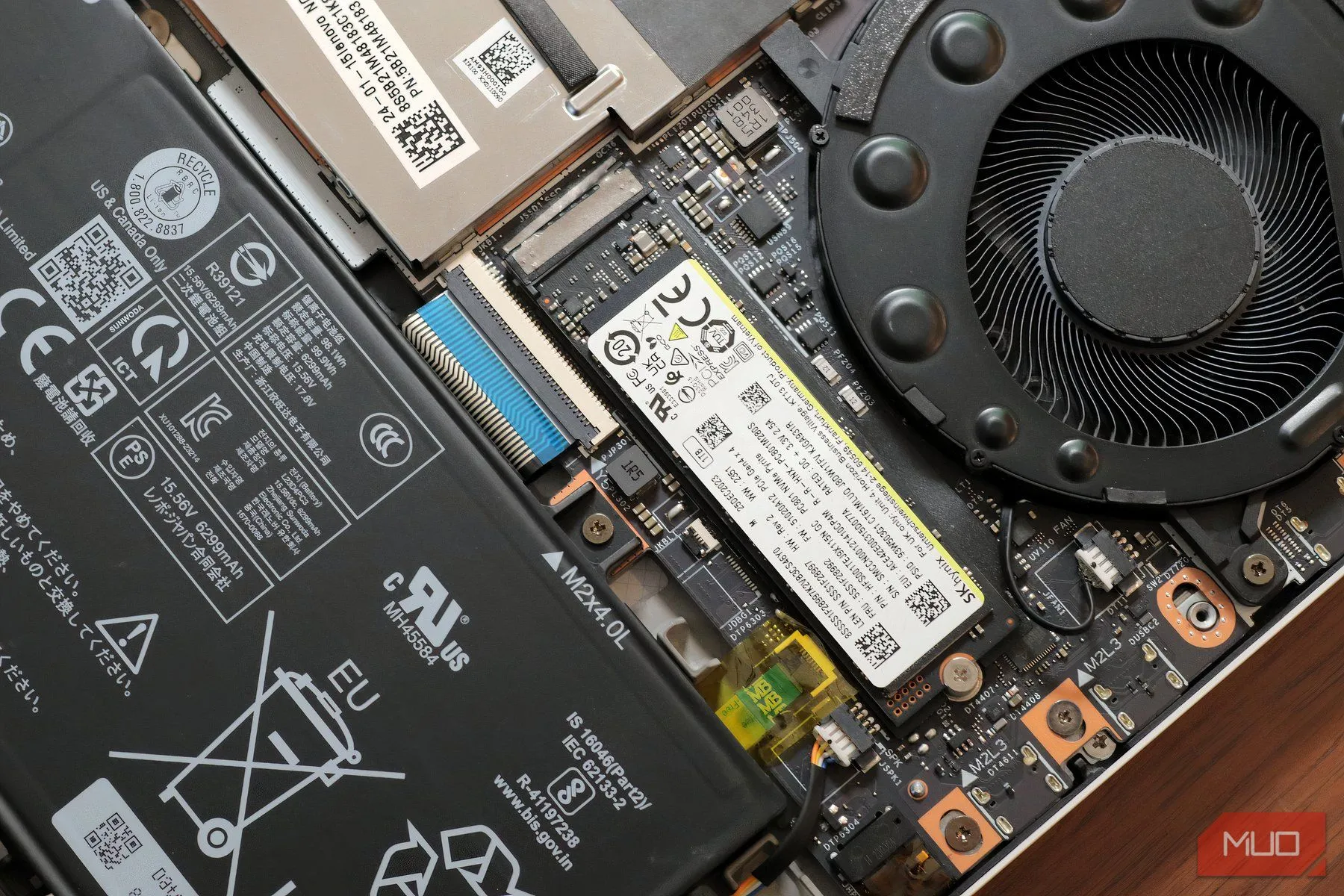 bên trong laptop Lenovo Legion 7i với ổ SSD nội bộ, minh họa bảo vệ dữ liệu