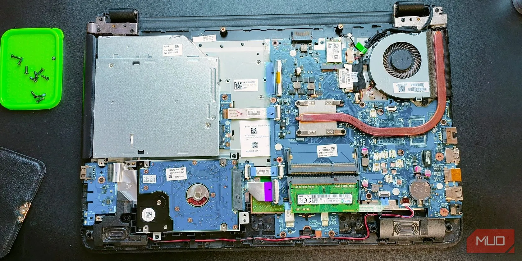 Bên trong laptop với các linh kiện được sắp xếp, minh họa cần vệ sinh
