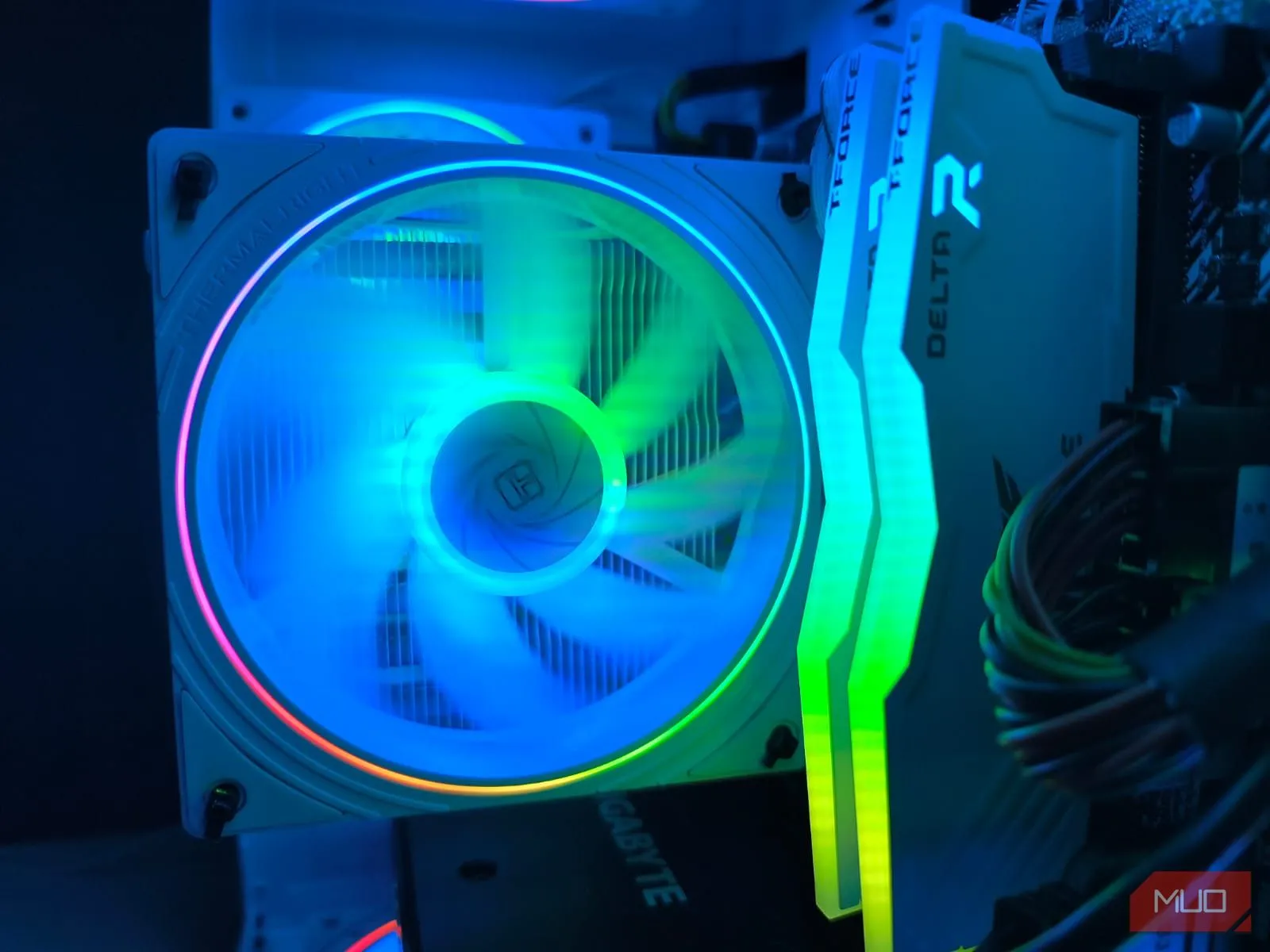 Bên trong PC tự lắp, tập trung vào bộ nhớ RAM DDR4 32GB có đèn RGB bắt mắt, tối ưu cho xử lý đa nhiệm và ảnh RAW.