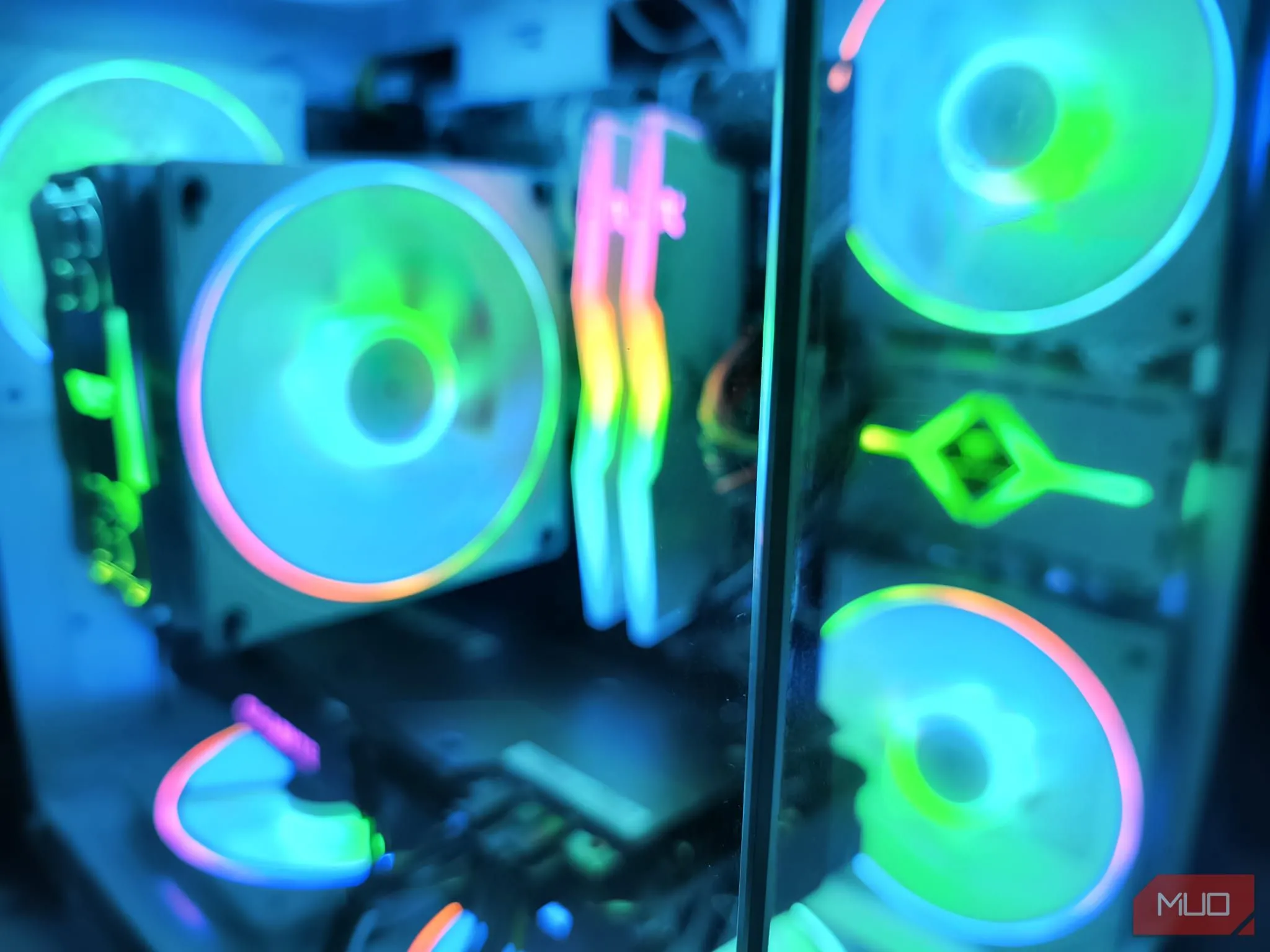 Bên trong vỏ case kính Apevia Prism-WH của bộ PC, làm nổi bật sự gọn gàng và thẩm mỹ tổng thể của hệ thống.