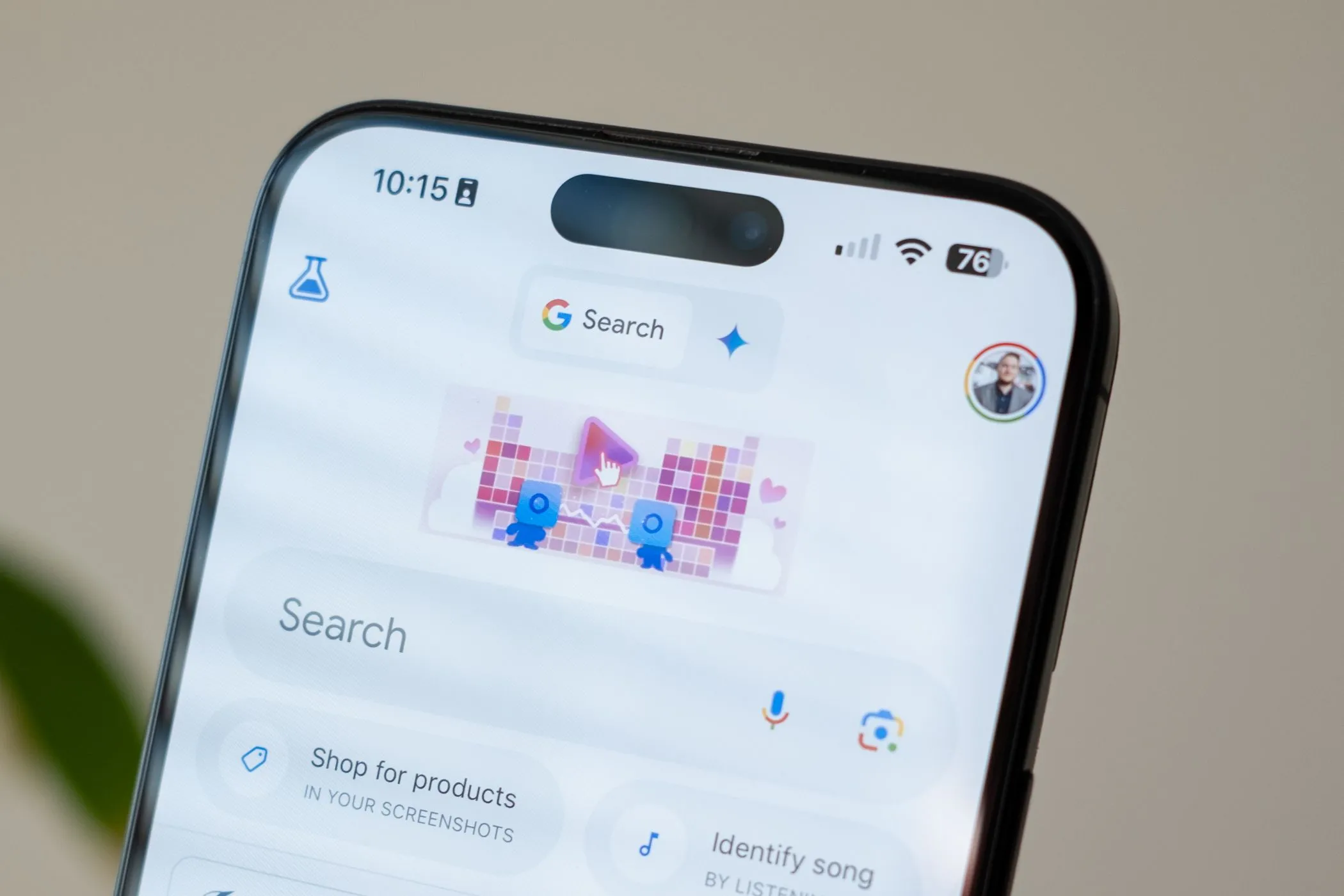 Biểu tượng AI Gemini trong ứng dụng Google trên iPhone 15 Pro Max, minh họa giao diện mới giống cuộc gọi