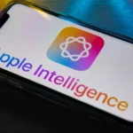 Biểu tượng Apple Intelligence và văn bản trên màn hình iPhone, minh họa tính năng AI mới của iOS 18.4