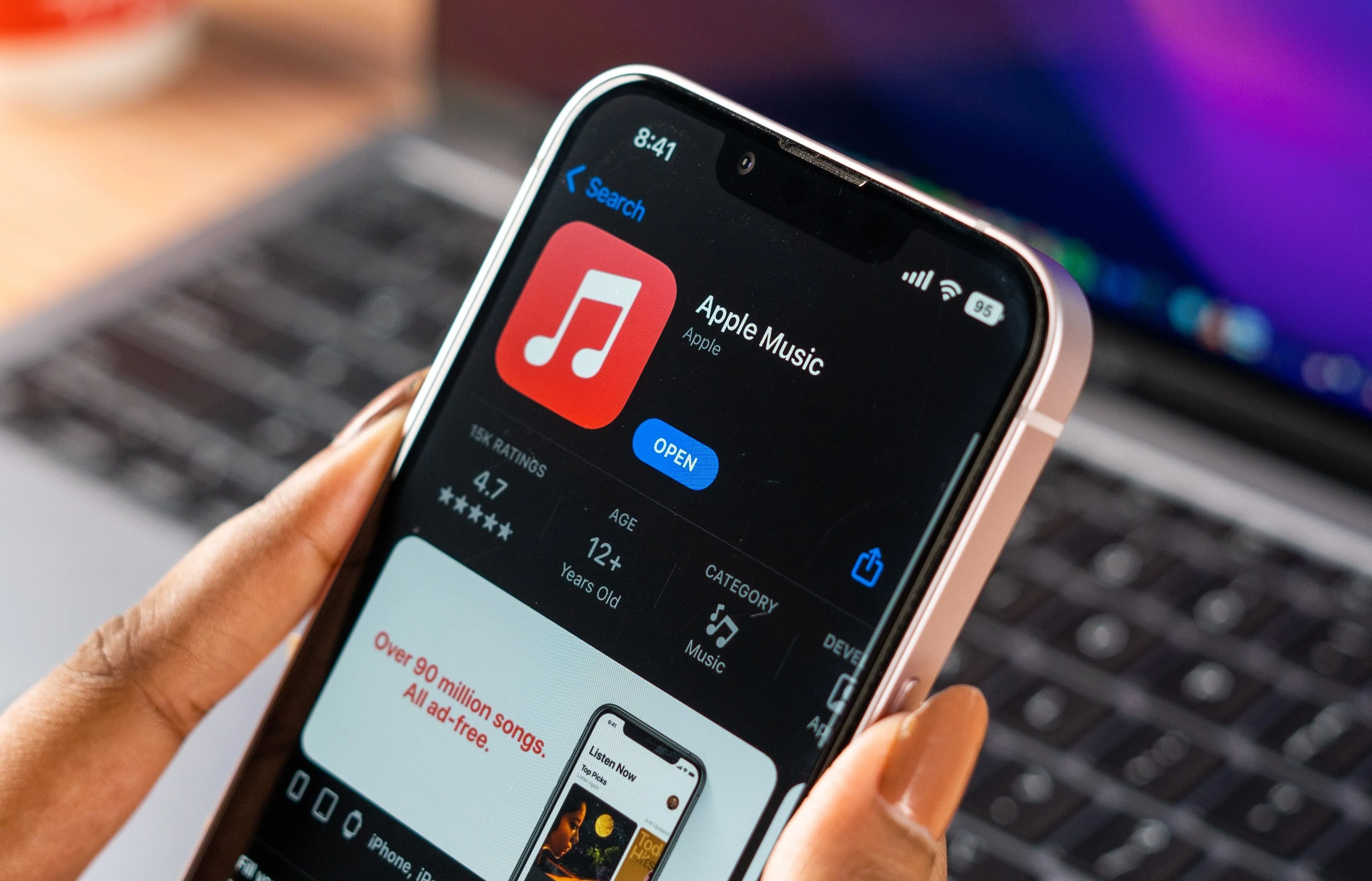 Biểu tượng Apple Music hiển thị trên màn hình điện thoại, tượng trưng cho khả năng tích hợp với Google Maps.
