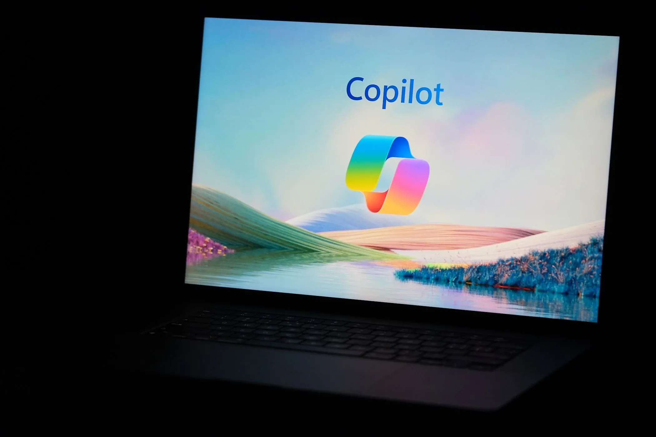 Biểu tượng Copilot hiển thị trên màn hình máy tính xách tay Windows, minh họa tính năng trợ lý AI của Microsoft.