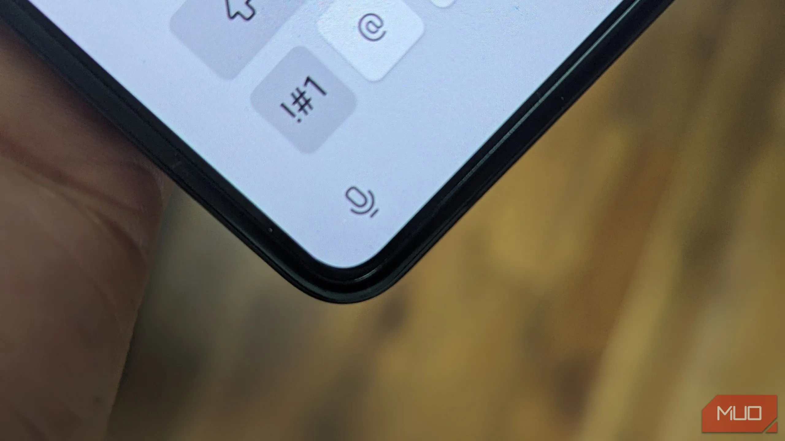 Biểu tượng micro ở góc dưới cùng của bàn phím ảo trên điện thoại Samsung Galaxy Z Fold 5.