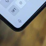 Biểu tượng micro trên bàn phím ảo của Samsung Galaxy Z Fold 5 để chuyển giọng nói thành văn bản.