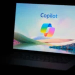 Biểu tượng Microsoft Copilot AI xuất hiện trên màn hình laptop chạy Windows