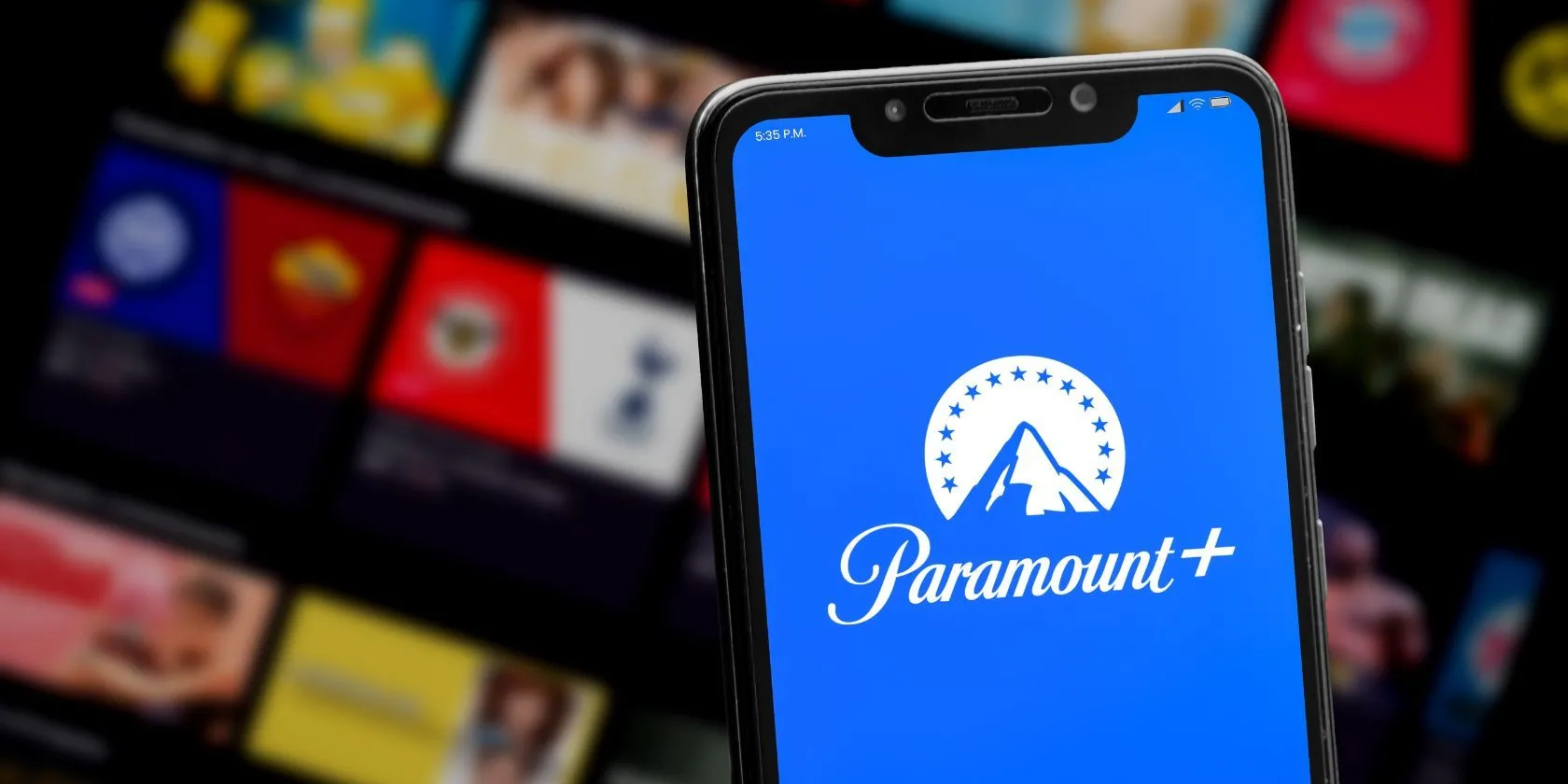 Biểu tượng Paramount+ trên điện thoại thông minh, minh họa cho việc người dùng có thể đăng ký dịch vụ riêng sau khi nội dung rời YouTube TV.