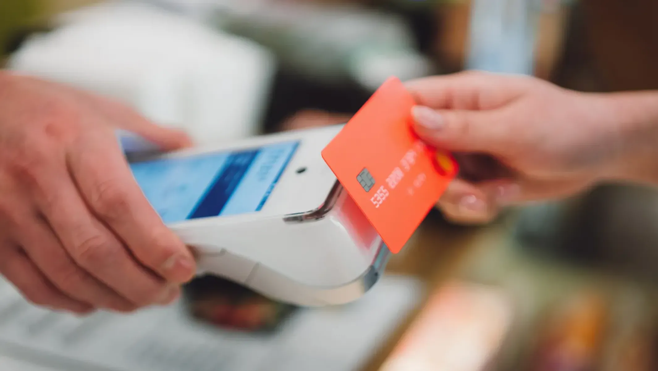Biểu tượng thanh toán không tiếp xúc (tap-to-pay) trên thiết bị POS, minh họa phương pháp thanh toán an toàn.