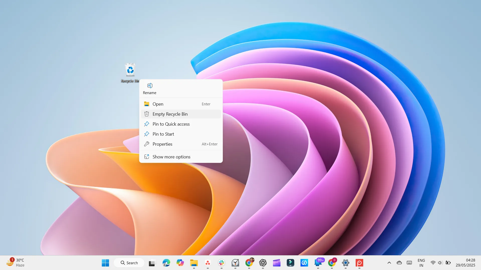Biểu tượng thùng rác trên màn hình nền Windows đang được làm trống, giải phóng dung lượng ổ đĩa