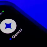 Biểu tượng ứng dụng Gemini trên điện thoại thông minh, minh họa cho sự phát triển của trợ lý AI Google.