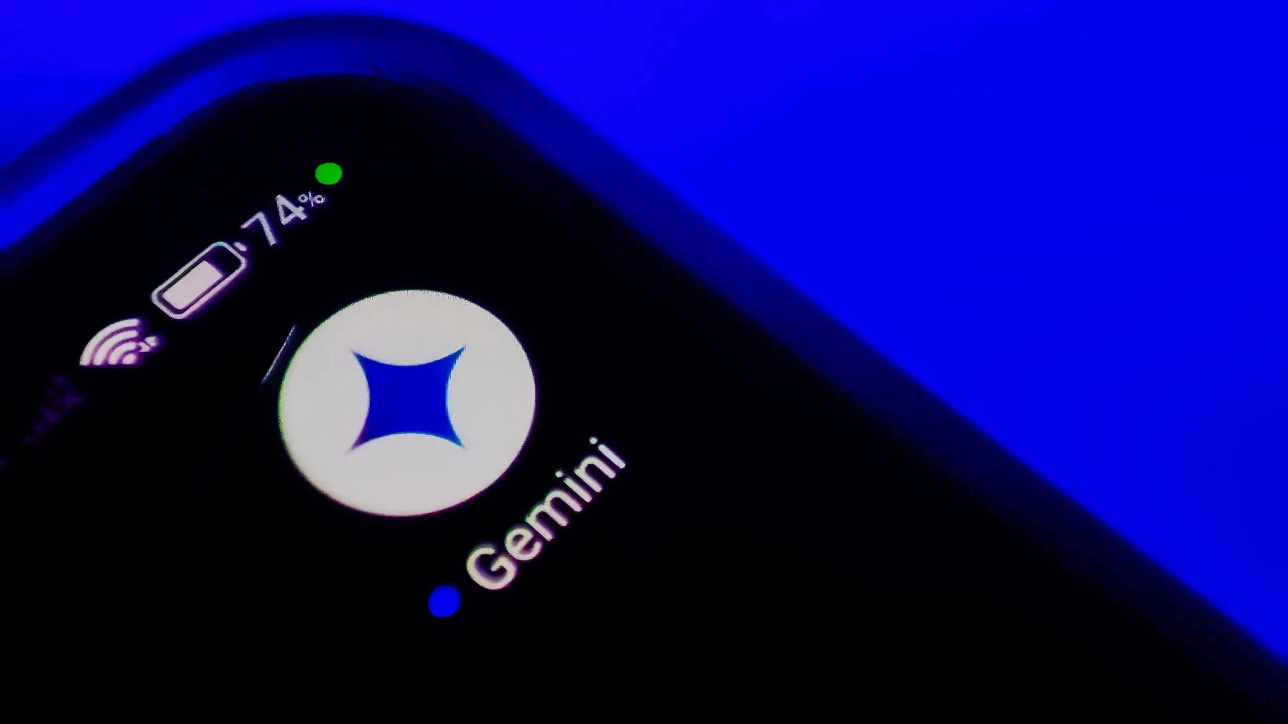 Biểu tượng ứng dụng Gemini trên điện thoại thông minh, minh họa cho sự phát triển của trợ lý AI Google.