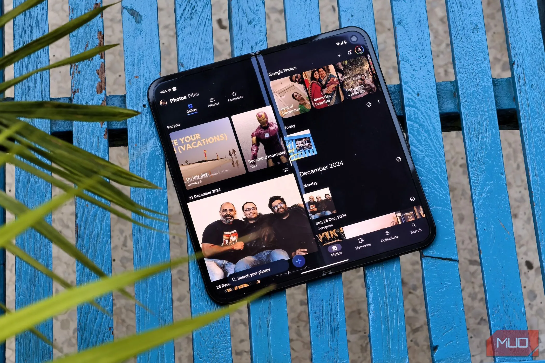 Biểu tượng ứng dụng Google Photos và Microsoft OneDrive trên màn hình chính của điện thoại Google Pixel 9 Pro Fold, minh họa tính đa nền tảng
