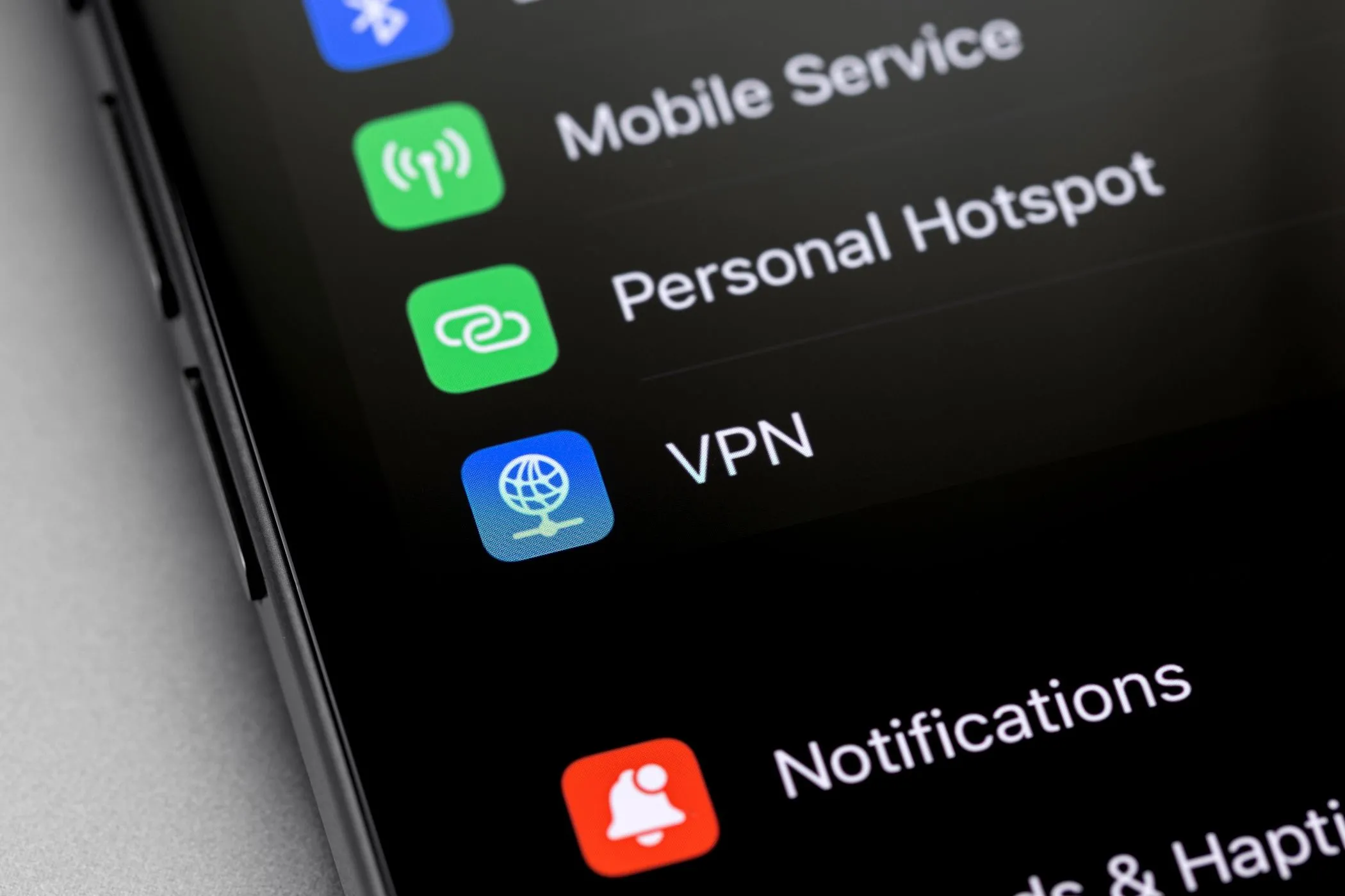 Biểu tượng ứng dụng VPN hiển thị trên màn hình điện thoại thông minh.