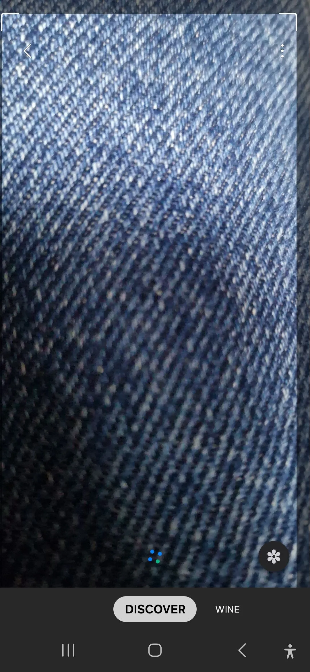 Bixby Vision đang quét một tấm vải denim để nhận diện vật liệu