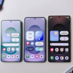 Bộ ba điện thoại Samsung Galaxy S25 series đặt trên bàn với màn hình sáng.