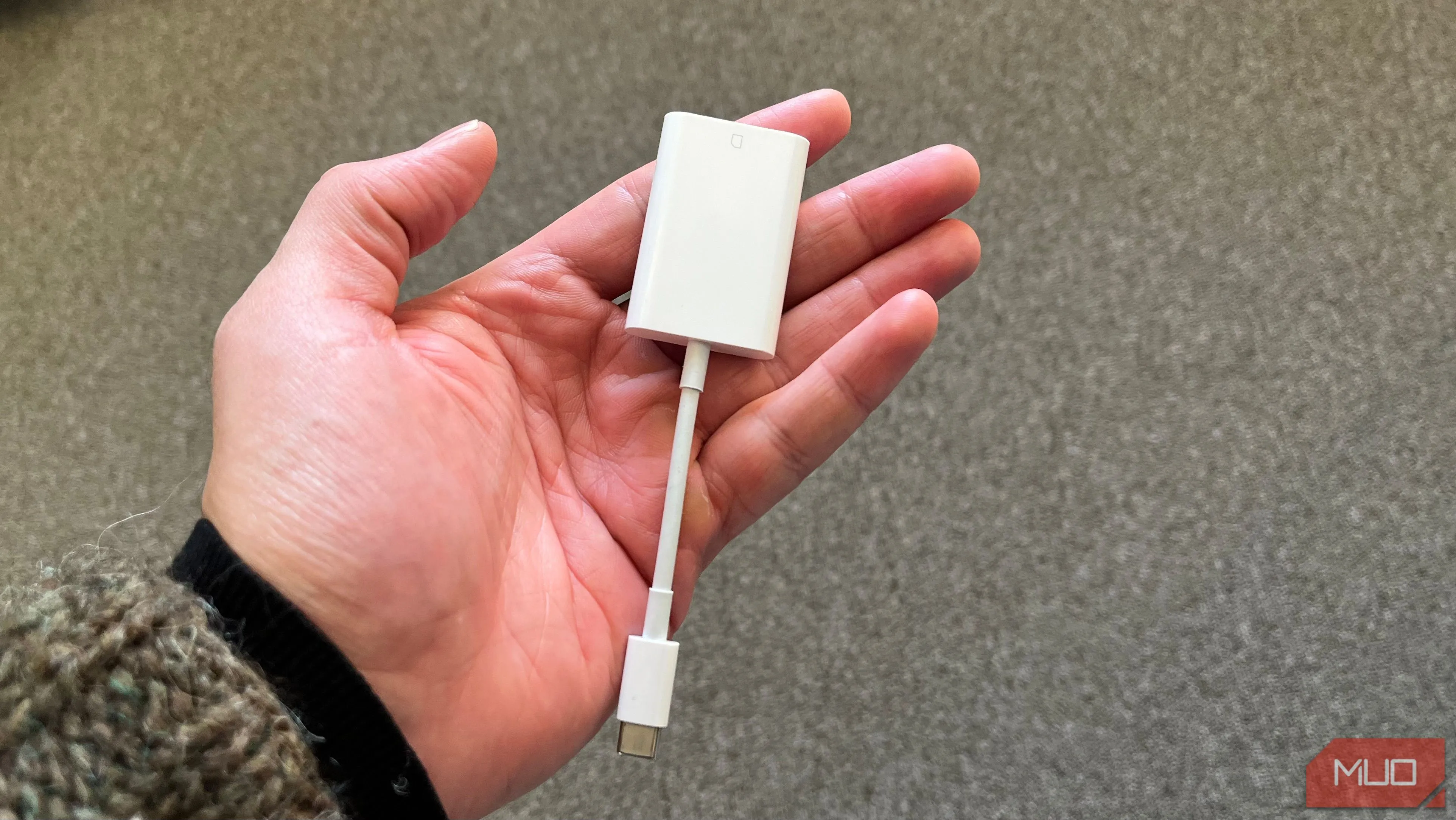 Bộ chuyển đổi đầu đọc thẻ SD của Apple, minh họa giải pháp kết nối linh hoạt cho các thiết bị công nghệ.