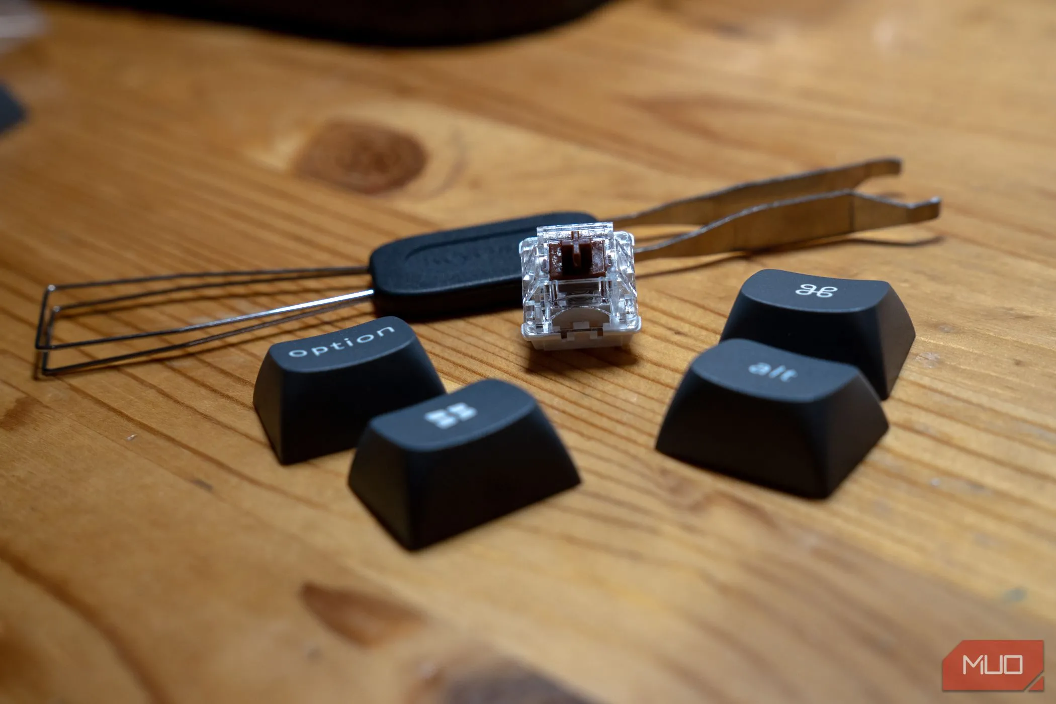 Bộ công cụ tháo keycap và switch đi kèm Keychron K8 Max, hỗ trợ tùy biến dễ dàng
