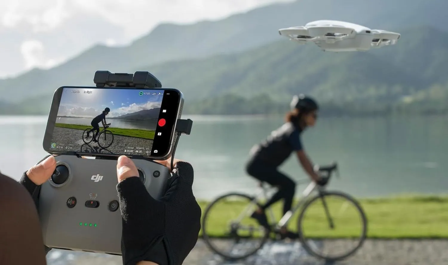 Bộ điều khiển từ xa DJI RC-N3 cho dòng DJI Mini, tích hợp kẹp giữ và kết nối với điện thoại thông minh để điều khiển drone.