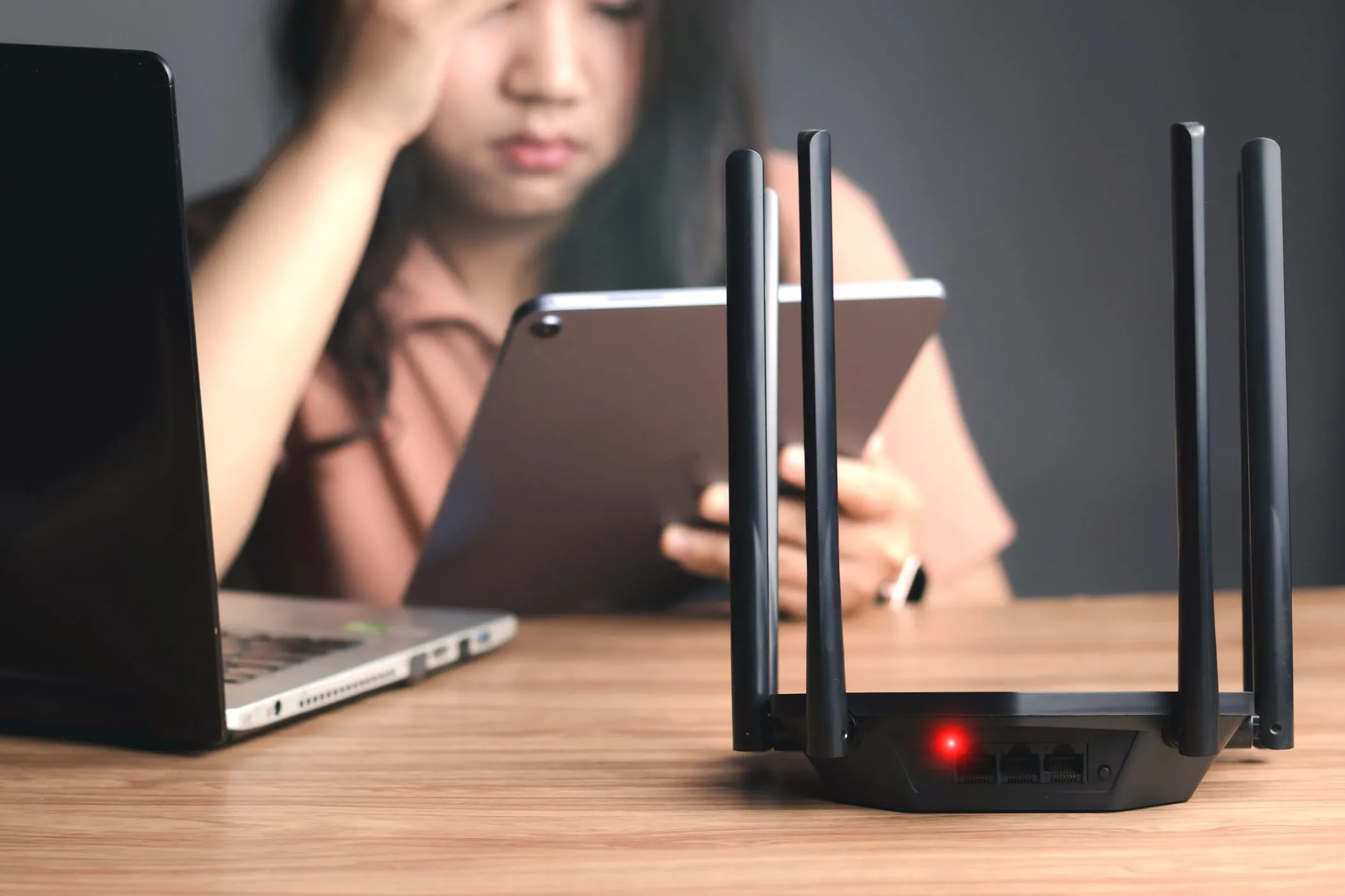 Bộ định tuyến Wi-Fi nhấp nháy đèn đỏ báo lỗi, biểu tượng cho các vấn đề kết nối không dây thường gặp.