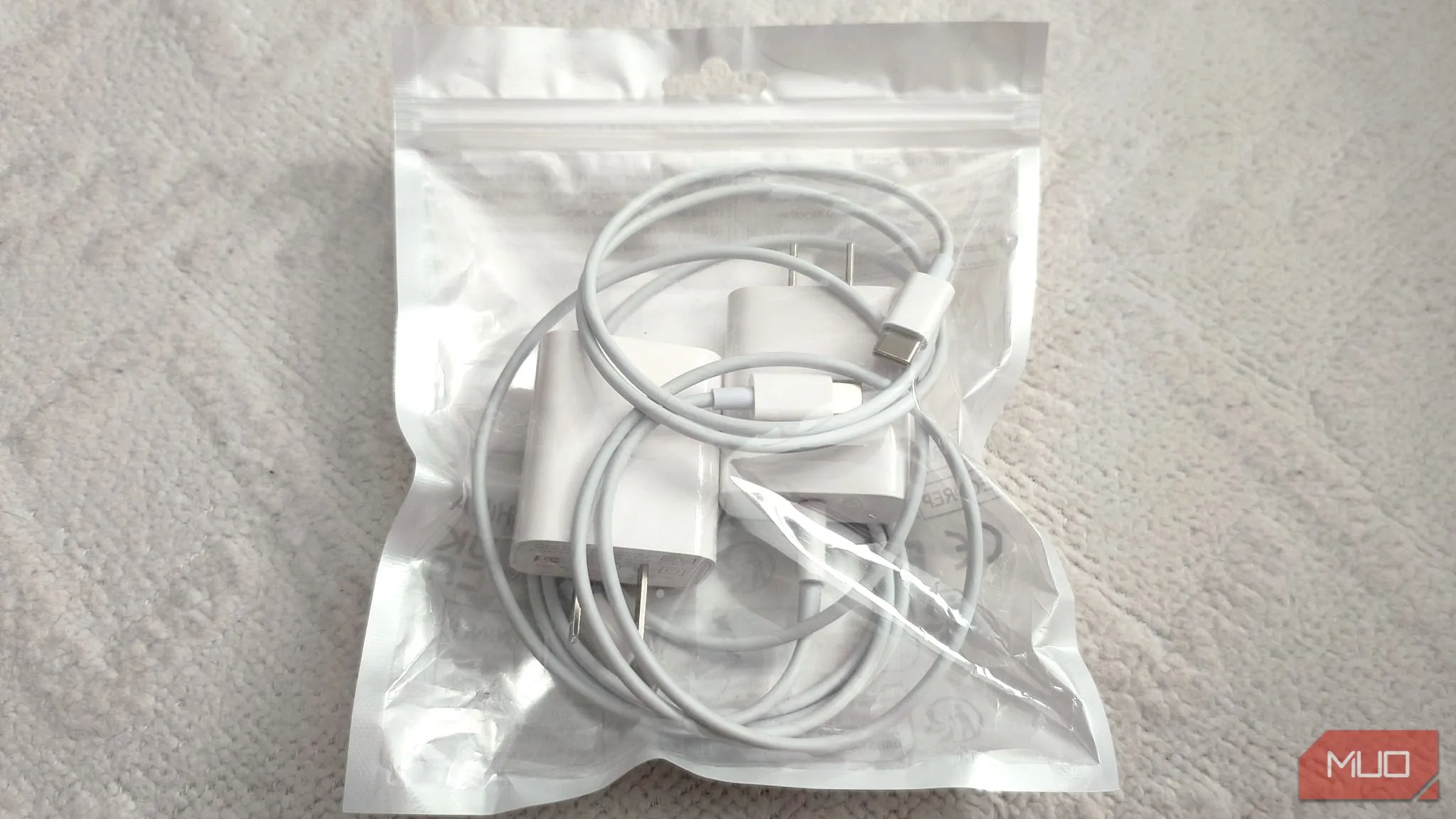 Bộ đôi hub USB-C và cáp sạc Shein trong bao bì trắng