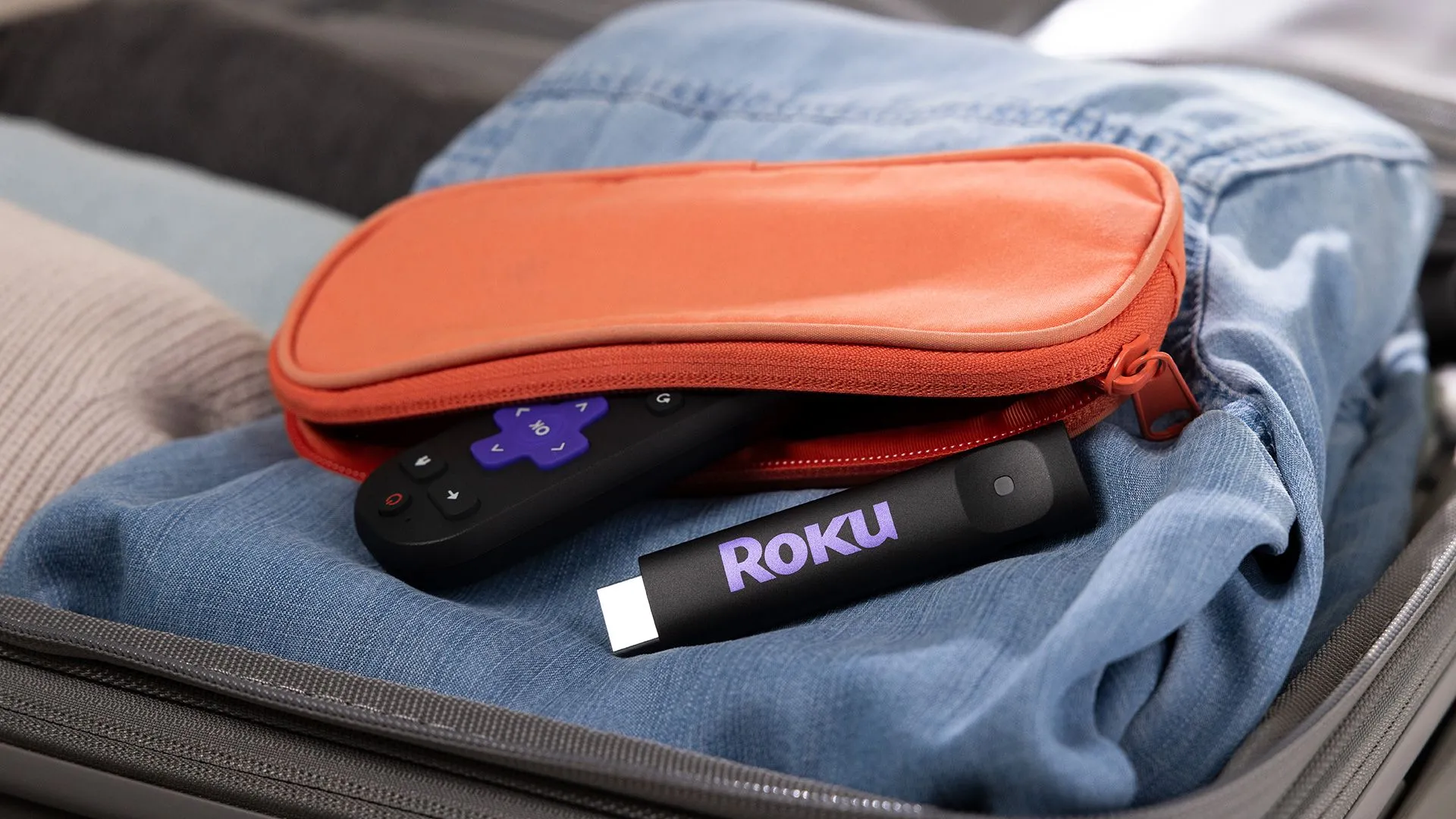Bộ đôi thiết bị truyền phát Roku Streaming Stick và Streaming Stick Plus mới trong túi đựng.