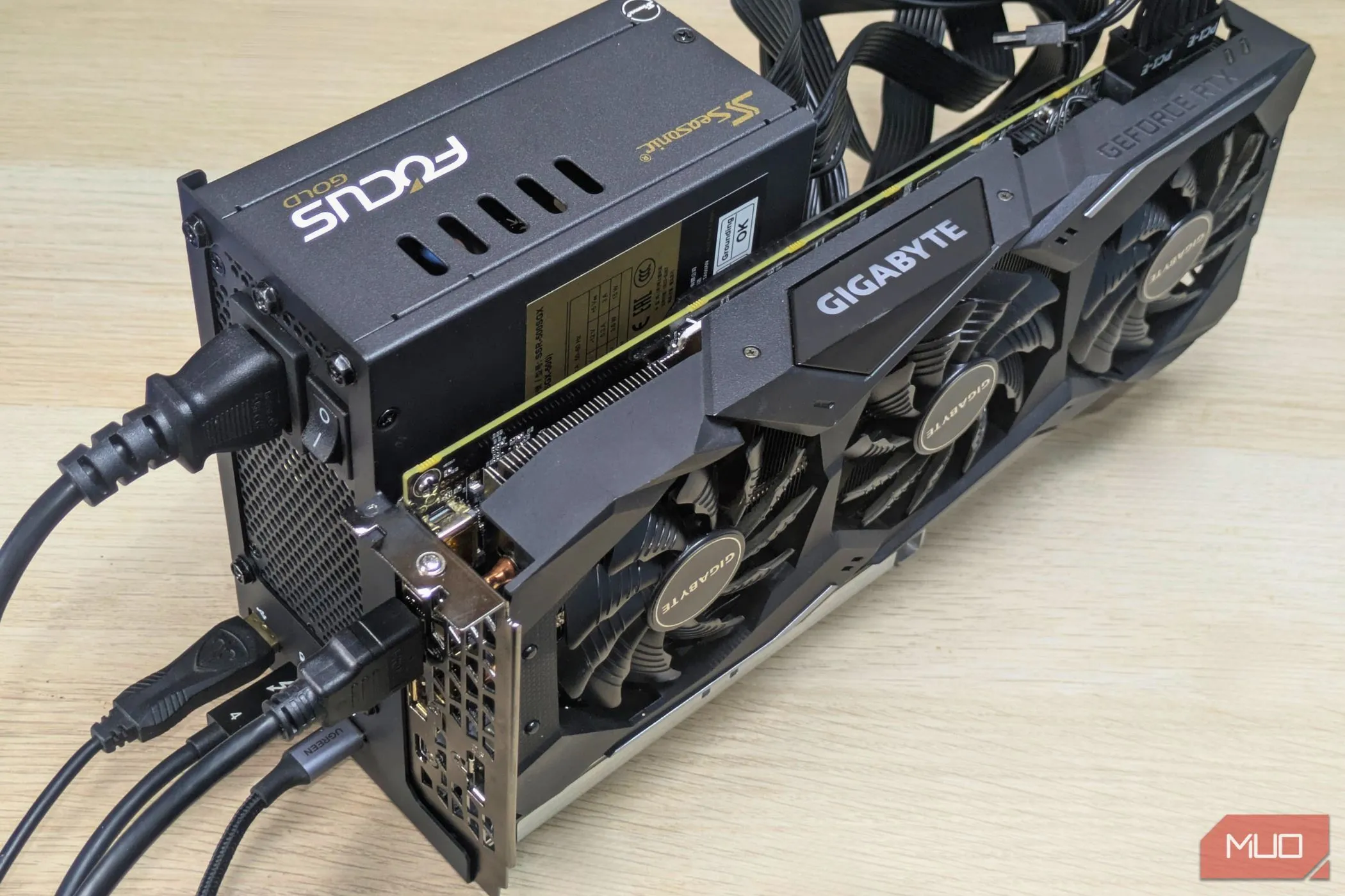 Bộ eGPU hoàn chỉnh với các thiết bị ngoại vi như bàn phím, chuột được kết nối qua các cổng USB của dock